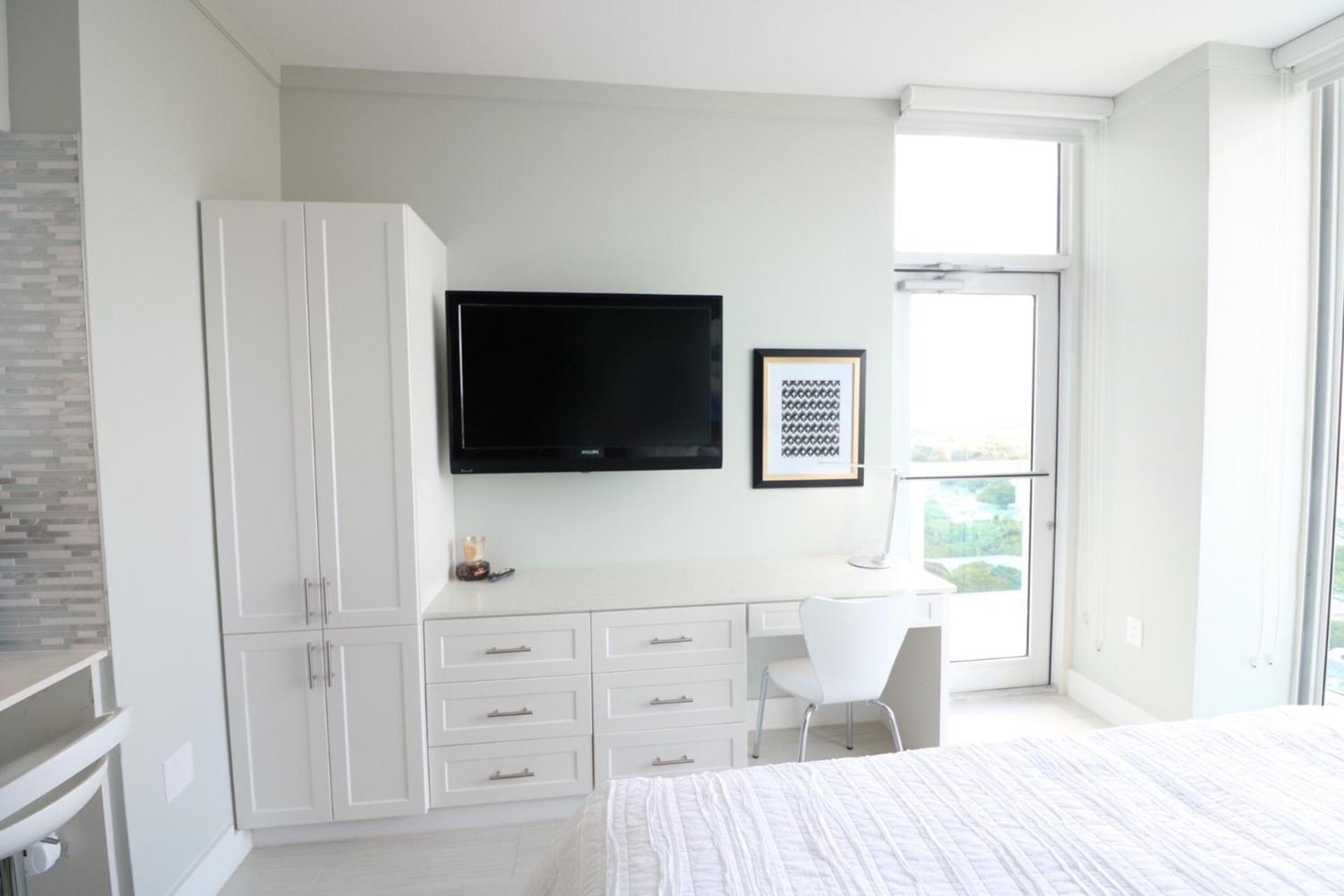 Coconut Grove 21st Floor Private Studio-parking & Wifi Included