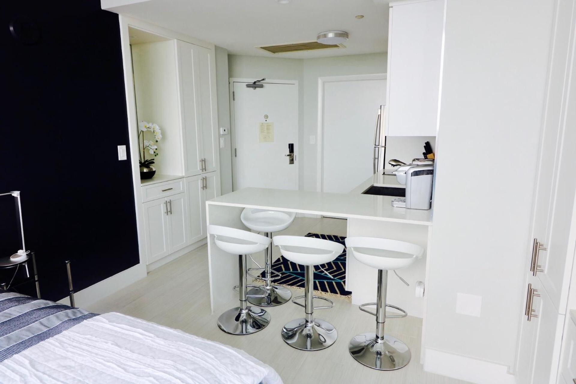 Coconut Grove 21st Floor Private Studio-parking & Wifi Included Apartment *