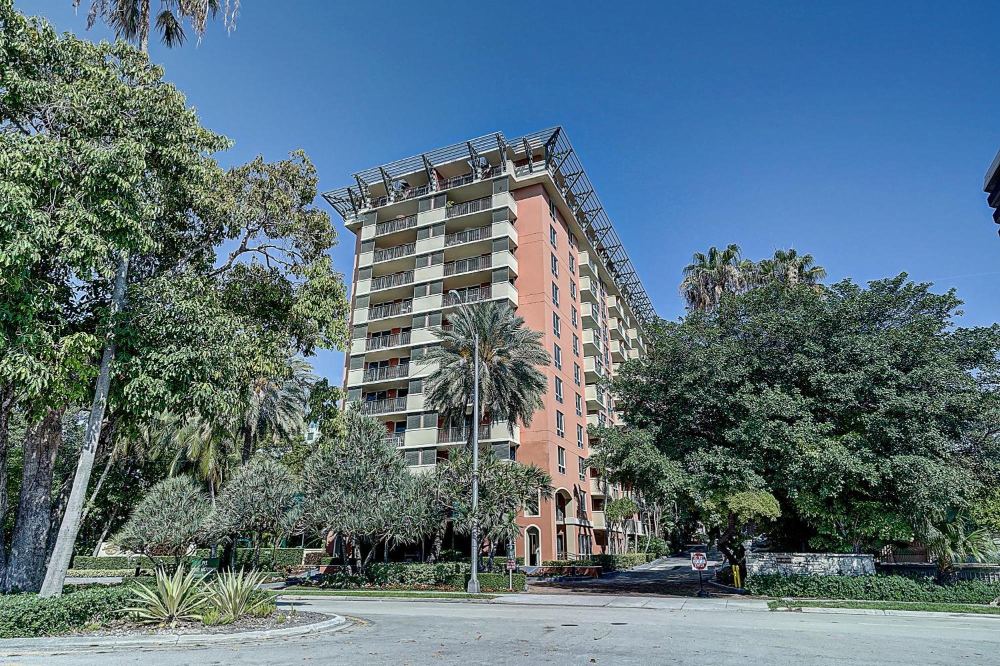 Cute 1 Bedroom Unit Located In In The Heart Of Coconut Grove Free Parking * Miami