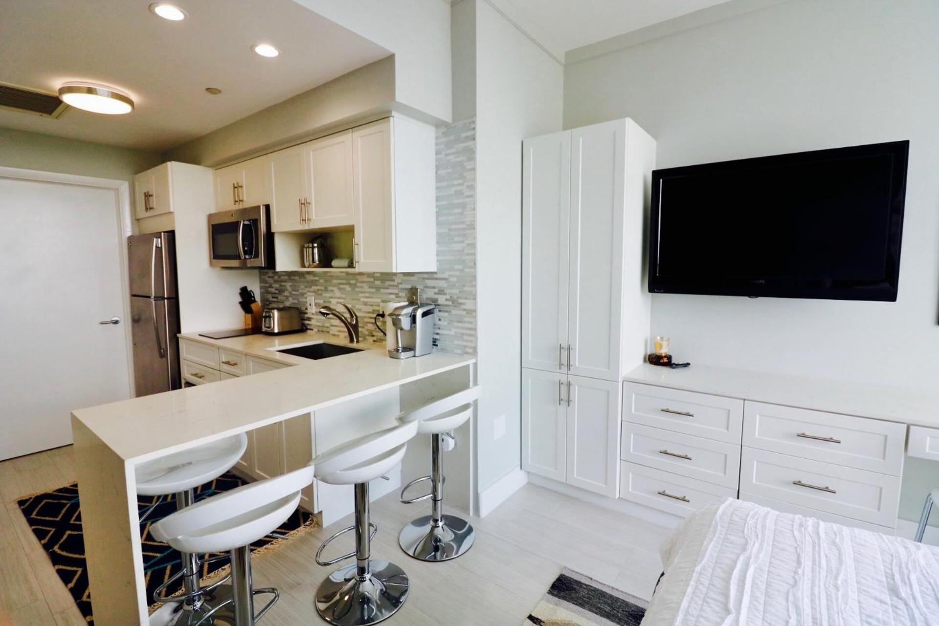Coconut Grove 21st Floor Private Studio-parking & Wifi Included Apartment