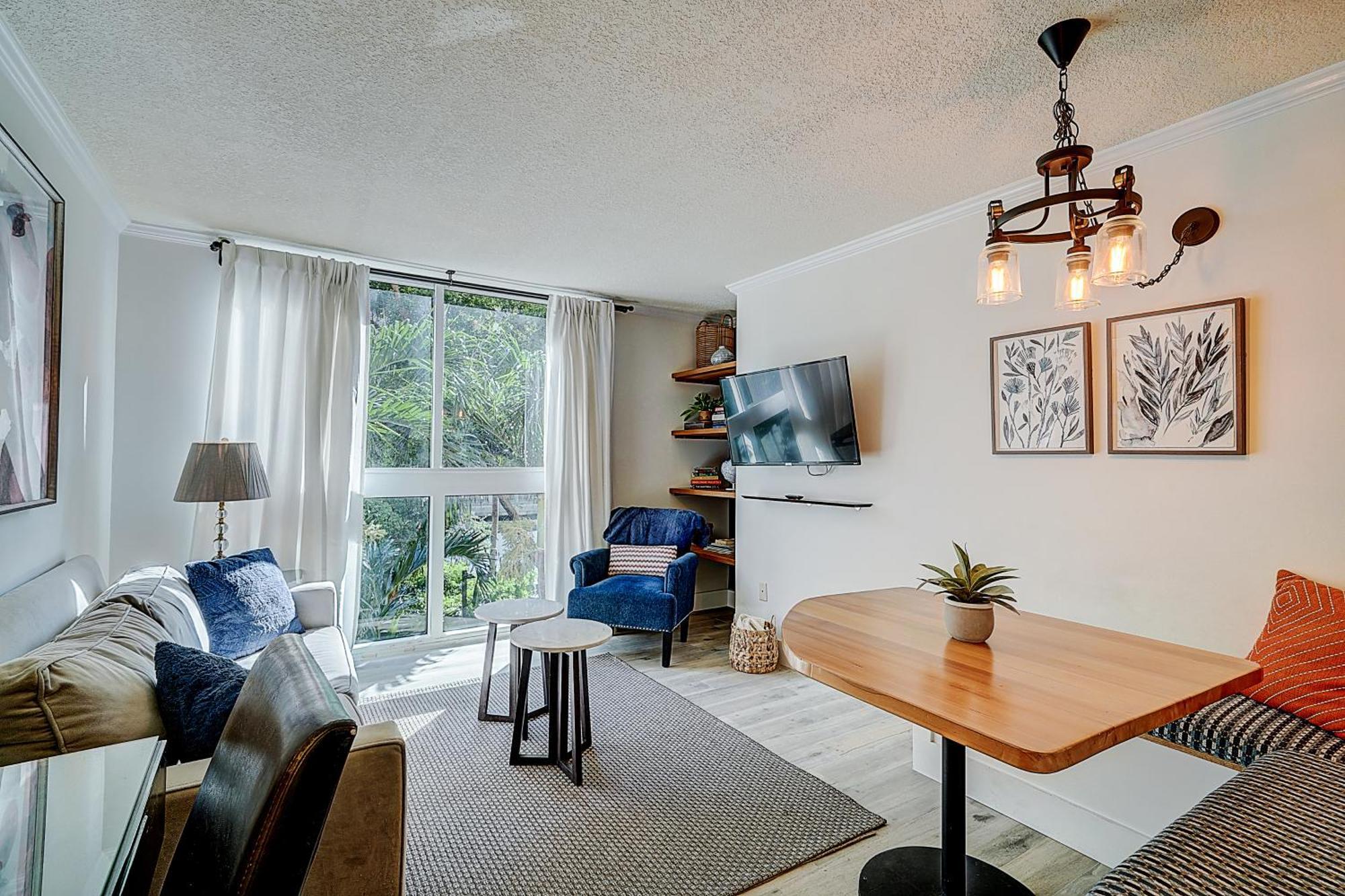 Cute 1 Bedroom Unit Located In In The Heart Of Coconut Grove Free Parking Holiday home