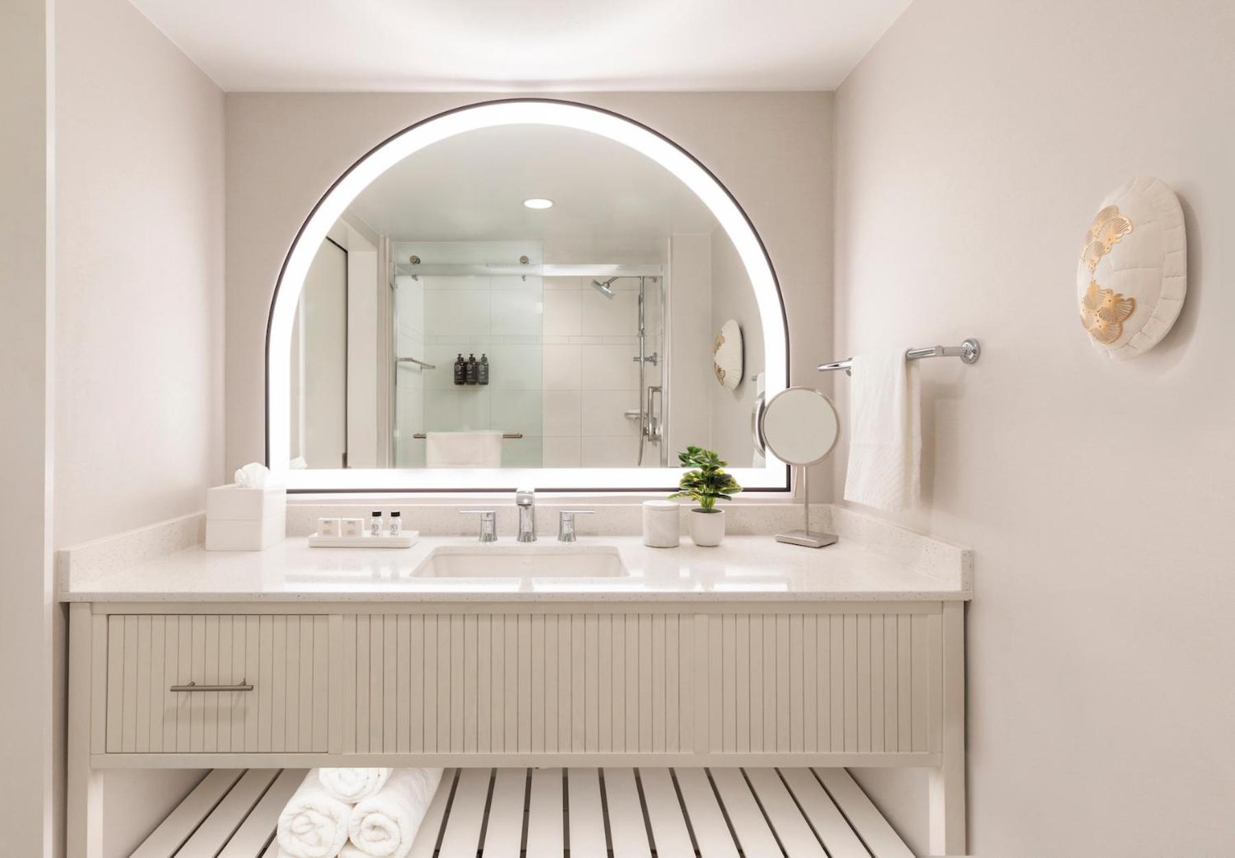 The Singer Oceanfront Resort, Curio Collection By Hilton