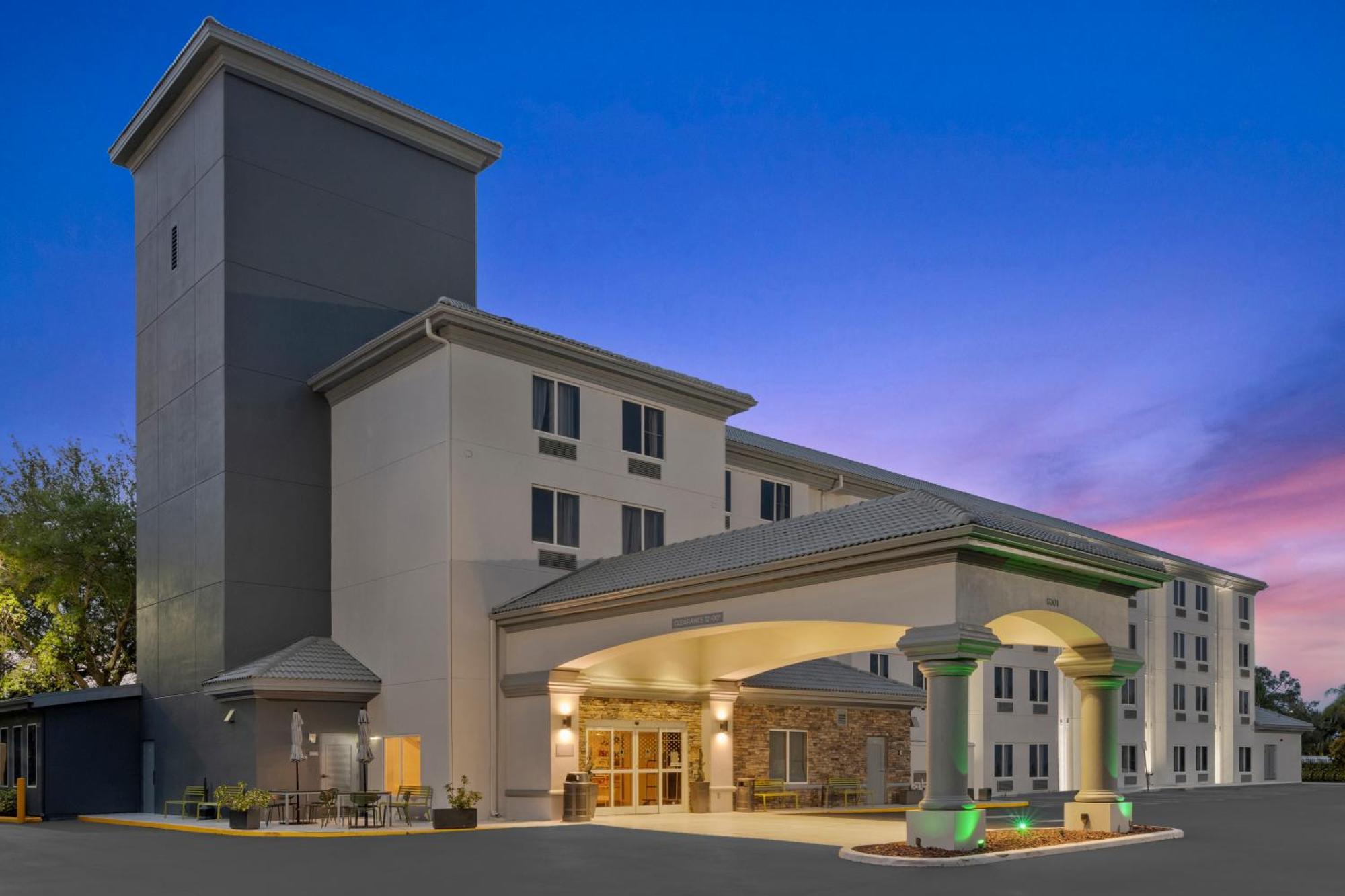 Hotel Spark By Hilton Orlando Near Seaworld 3*
