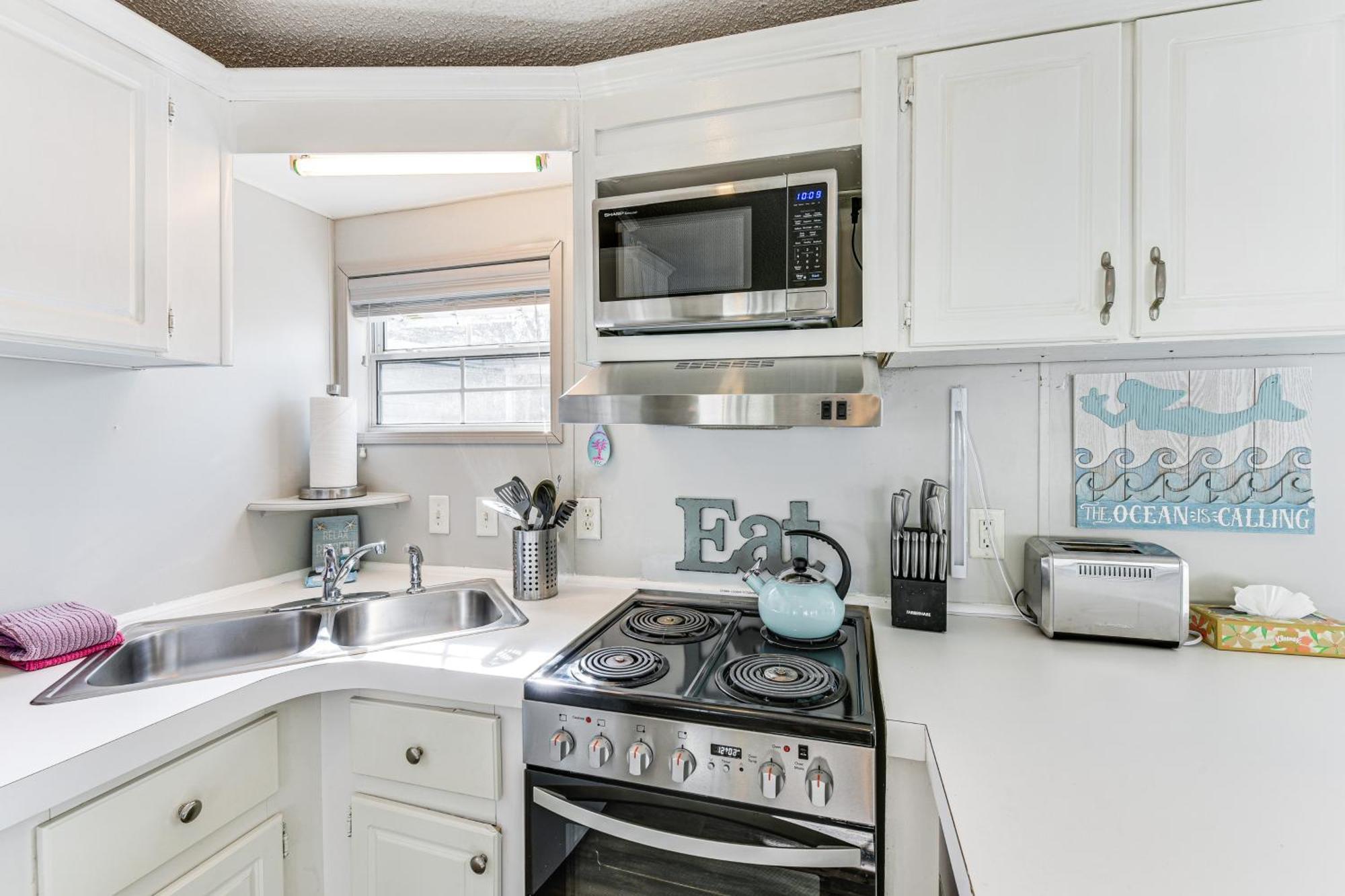 Walk To Miramar Tropical With Deck! Holiday home Destin