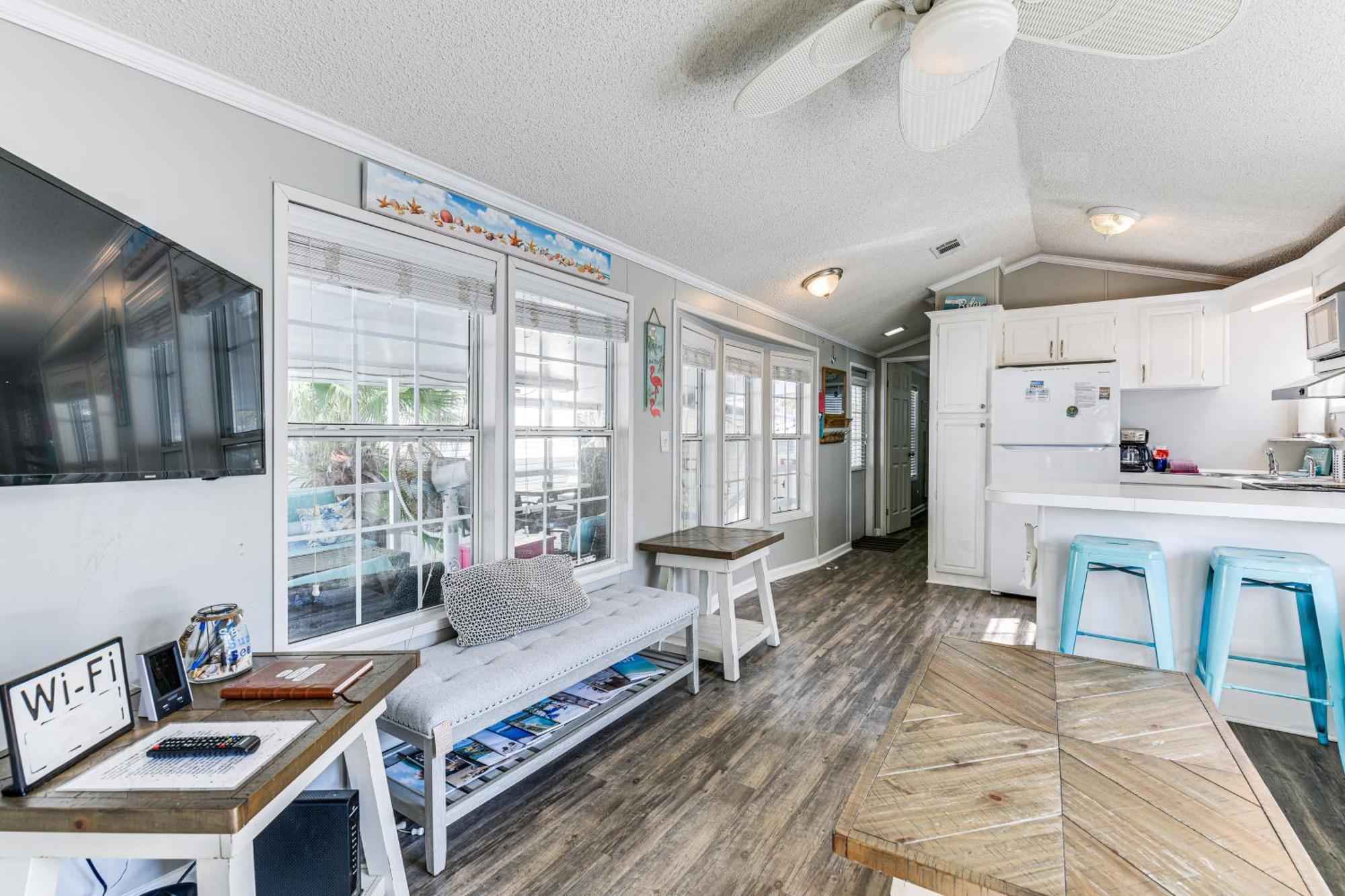 Holiday home Walk To Miramar Tropical With Deck!