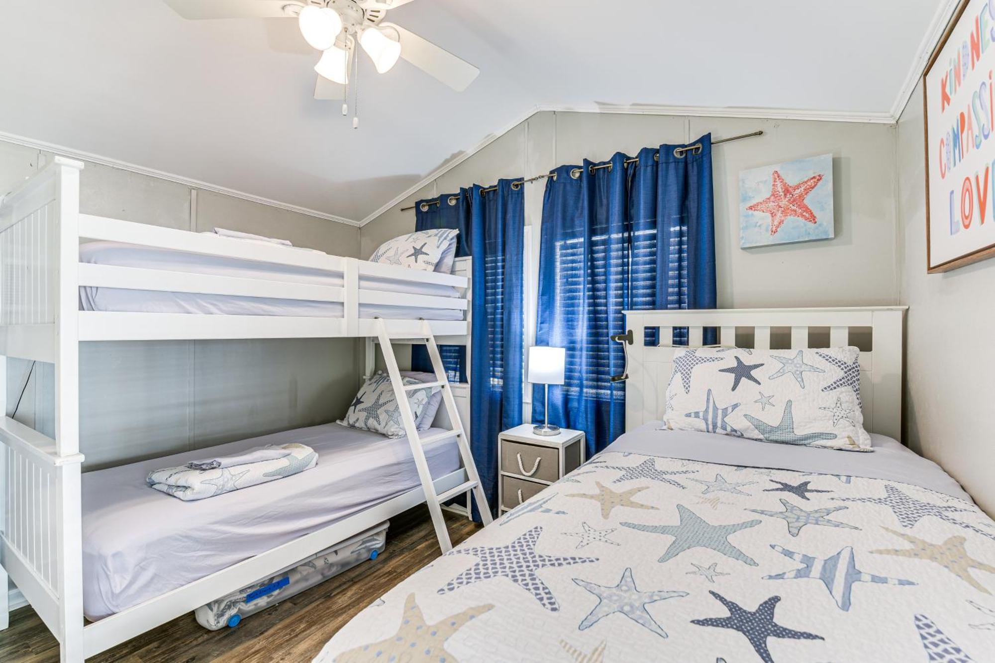 Holiday home Walk To Miramar Tropical With Deck! Destin