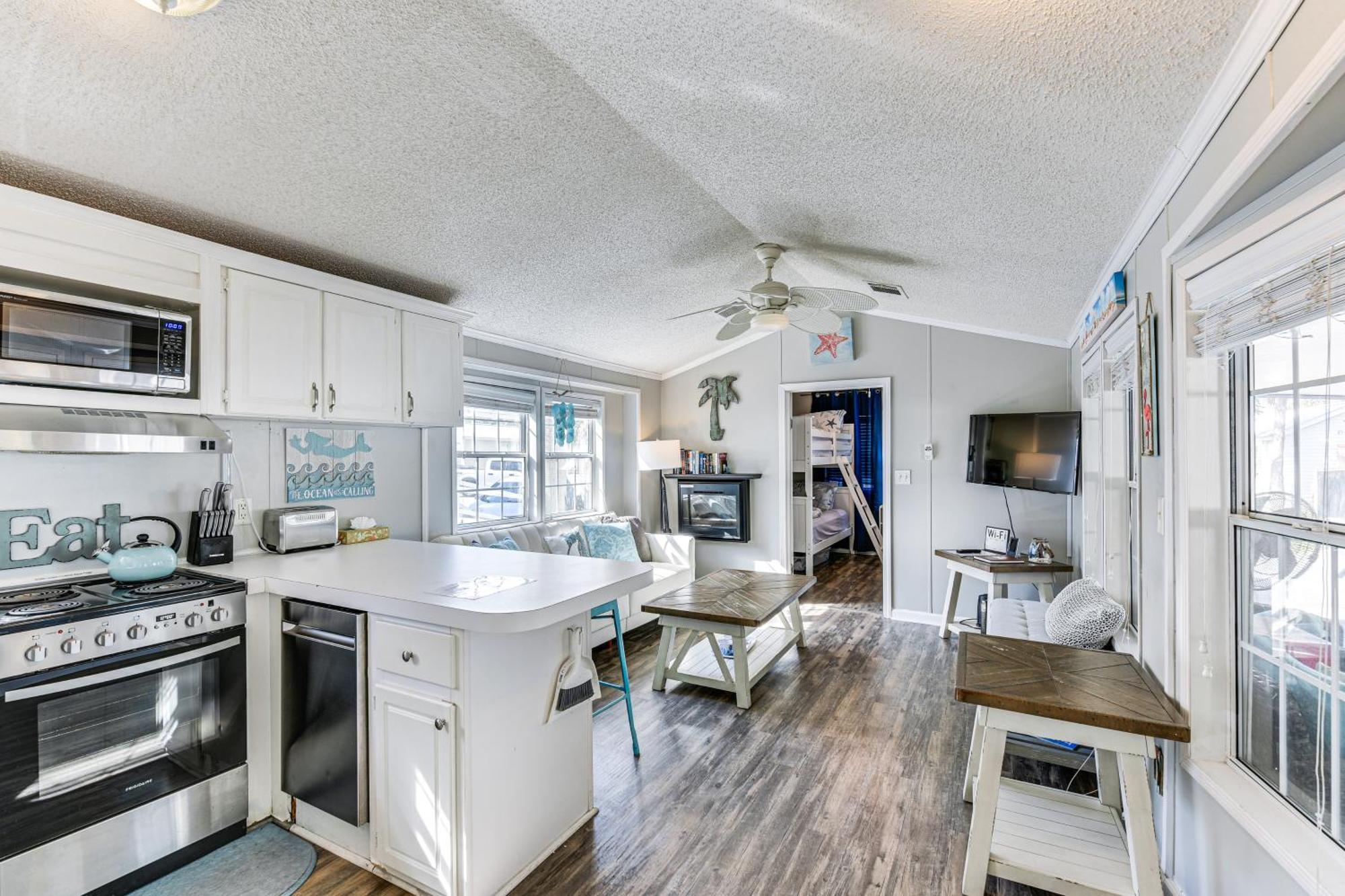 Walk To Miramar Tropical With Deck! Holiday home Destin