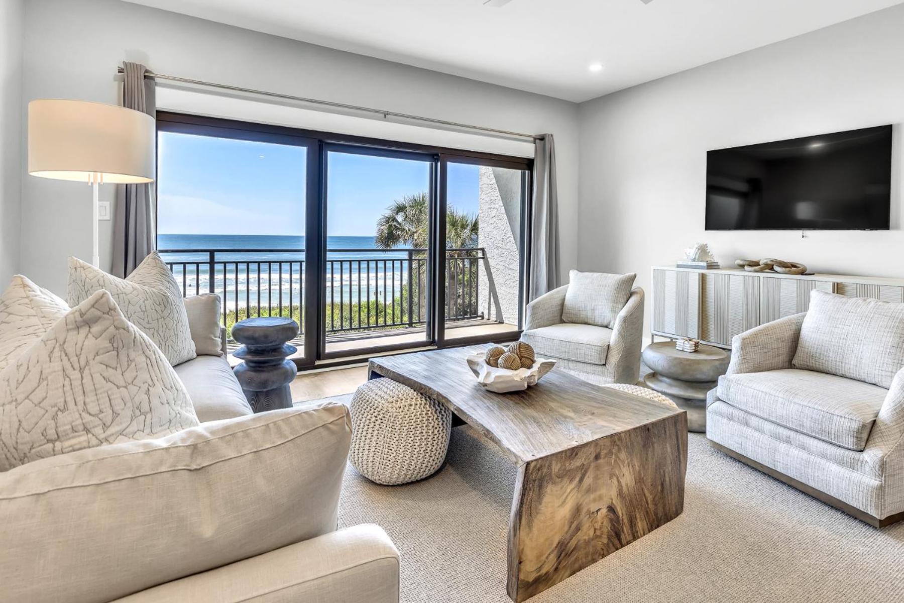 Paradise Palms, Renovated 30a Gulf Front Condo, Sleeps 6, Private Beach Access & 2 Bikes Holiday home
