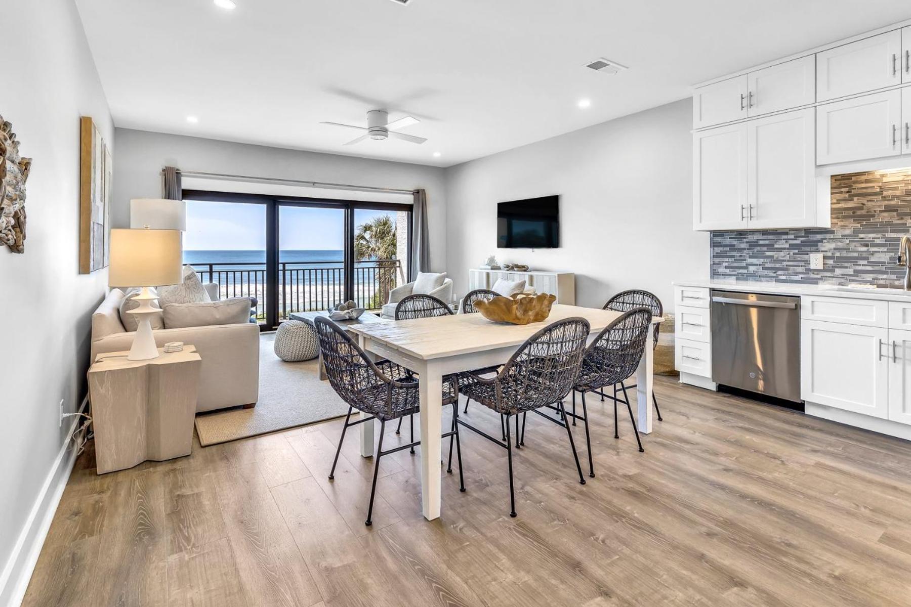 Paradise Palms, Renovated 30a Gulf Front Condo, Sleeps 6, Private Beach Access & 2 Bikes Holiday home Seagrove Beach