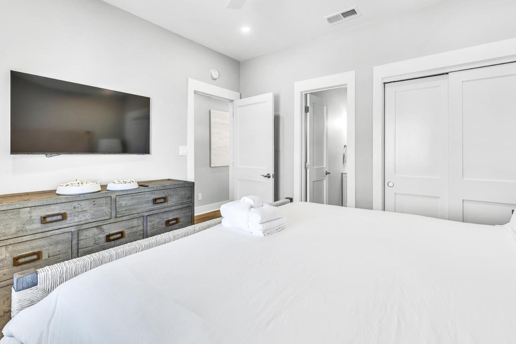 Paradise Palms, Renovated 30a Gulf Front Condo, Sleeps 6, Private Beach Access & 2 Bikes * Seagrove Beach