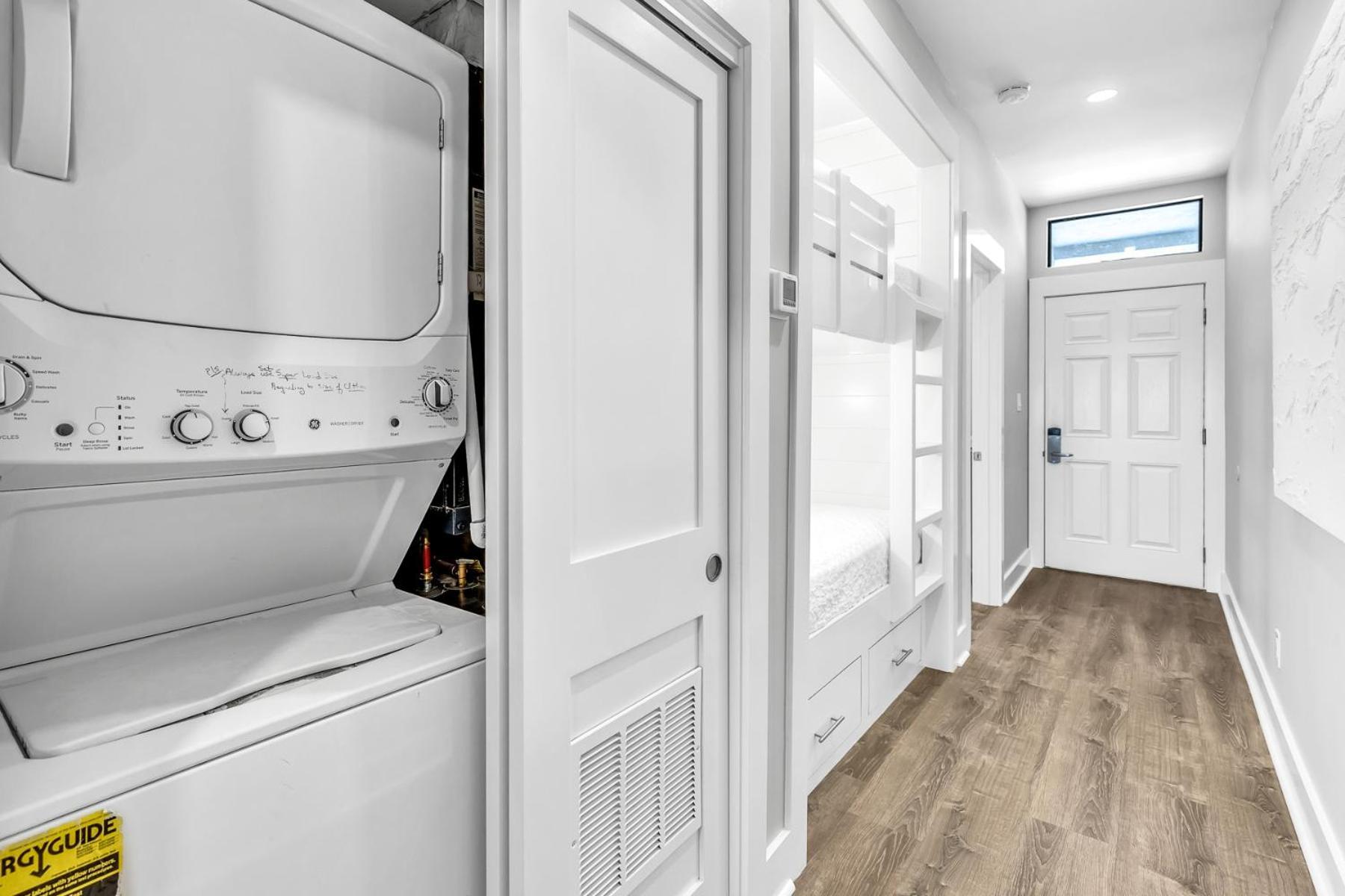 Paradise Palms, Renovated 30a Gulf Front Condo, Sleeps 6, Private Beach Access & 2 Bikes Holiday home *