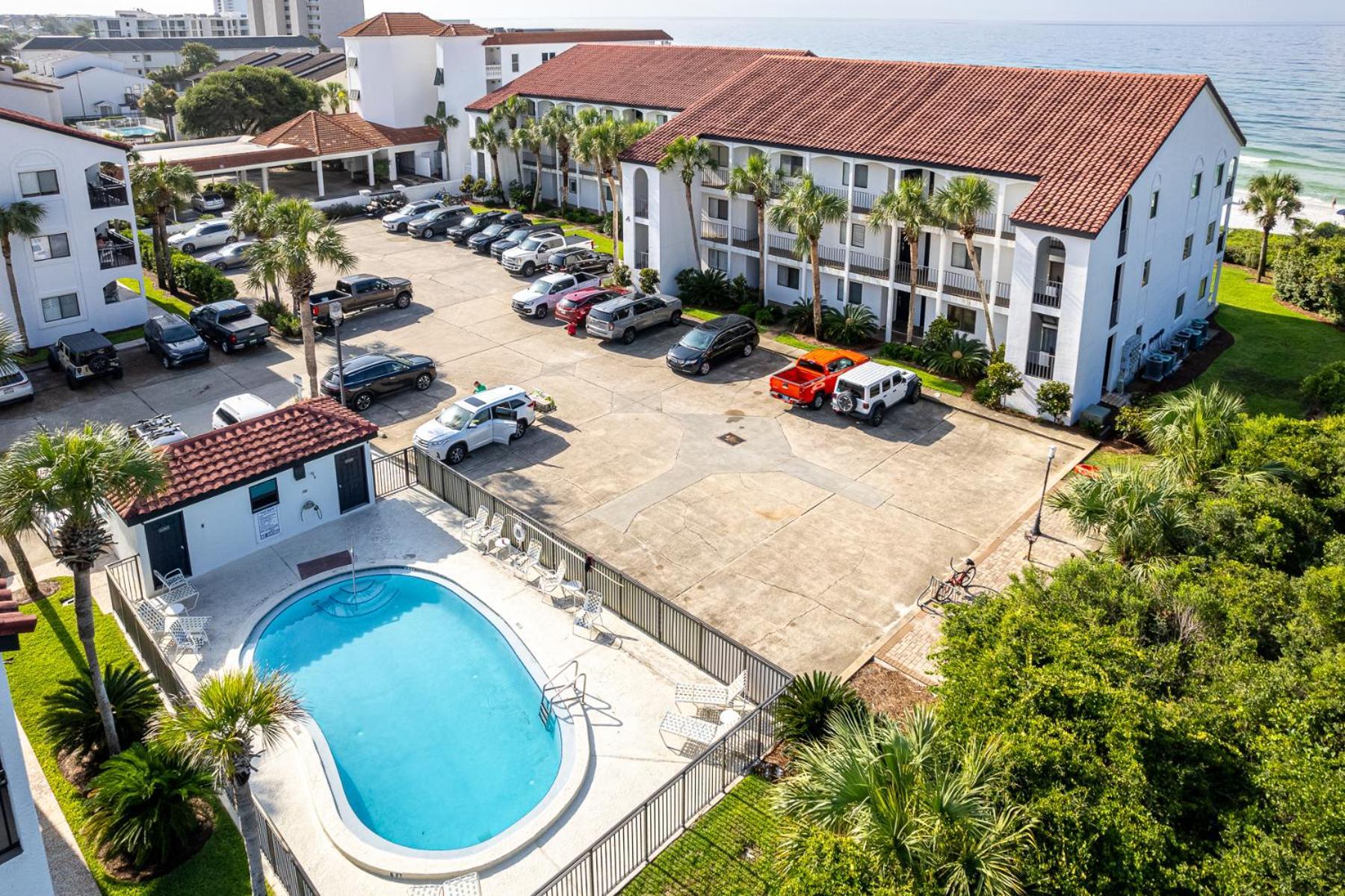 Paradise Palms, Renovated 30a Gulf Front Condo, Sleeps 6, Private Beach Access & 2 Bikes Holiday home