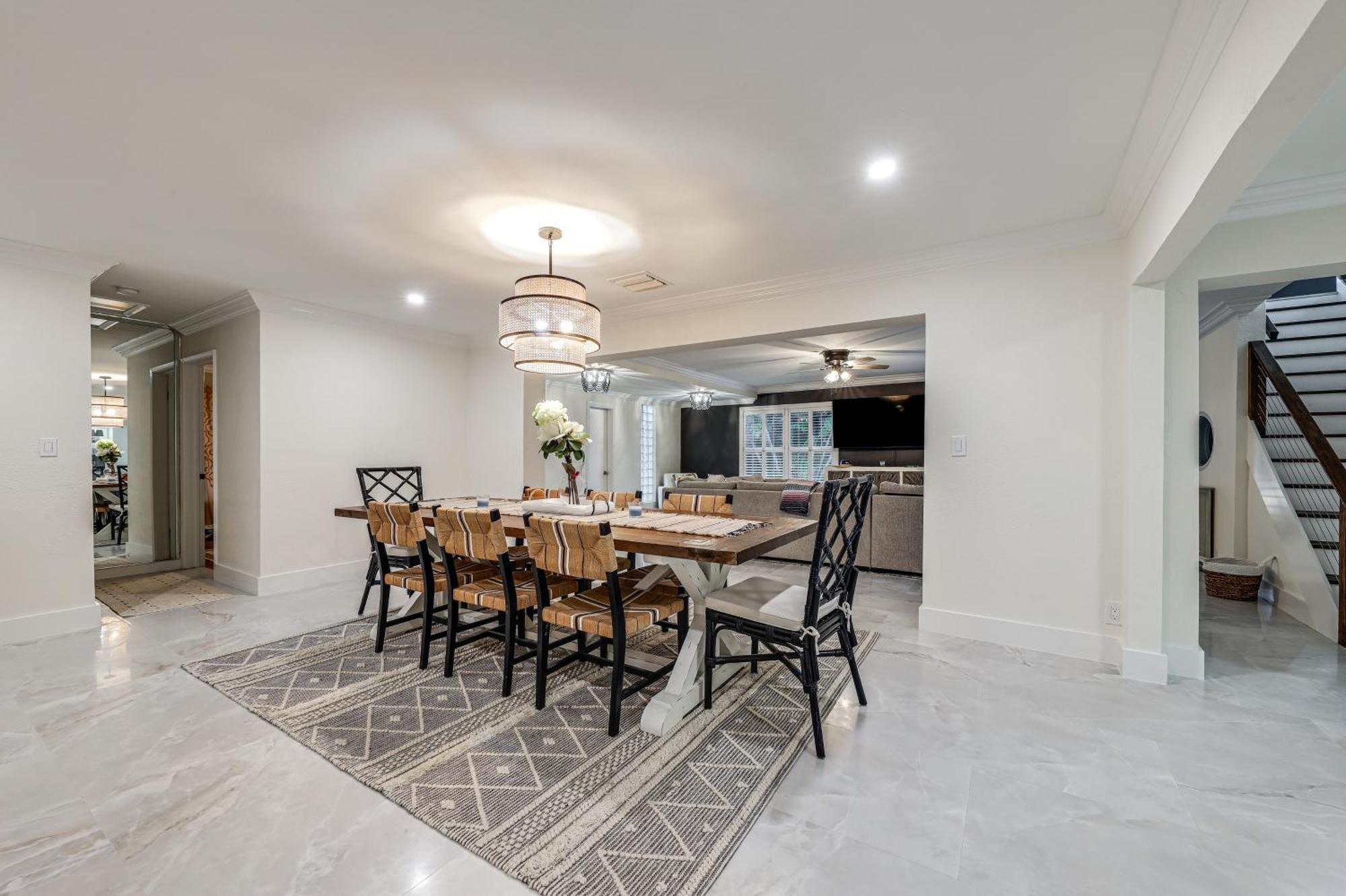Spacious With Pool And Grill!