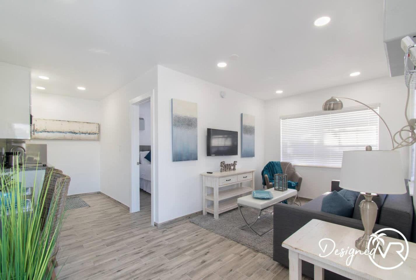 Trendy 1br W Parking Space & Walk To The #8 * Hollywood