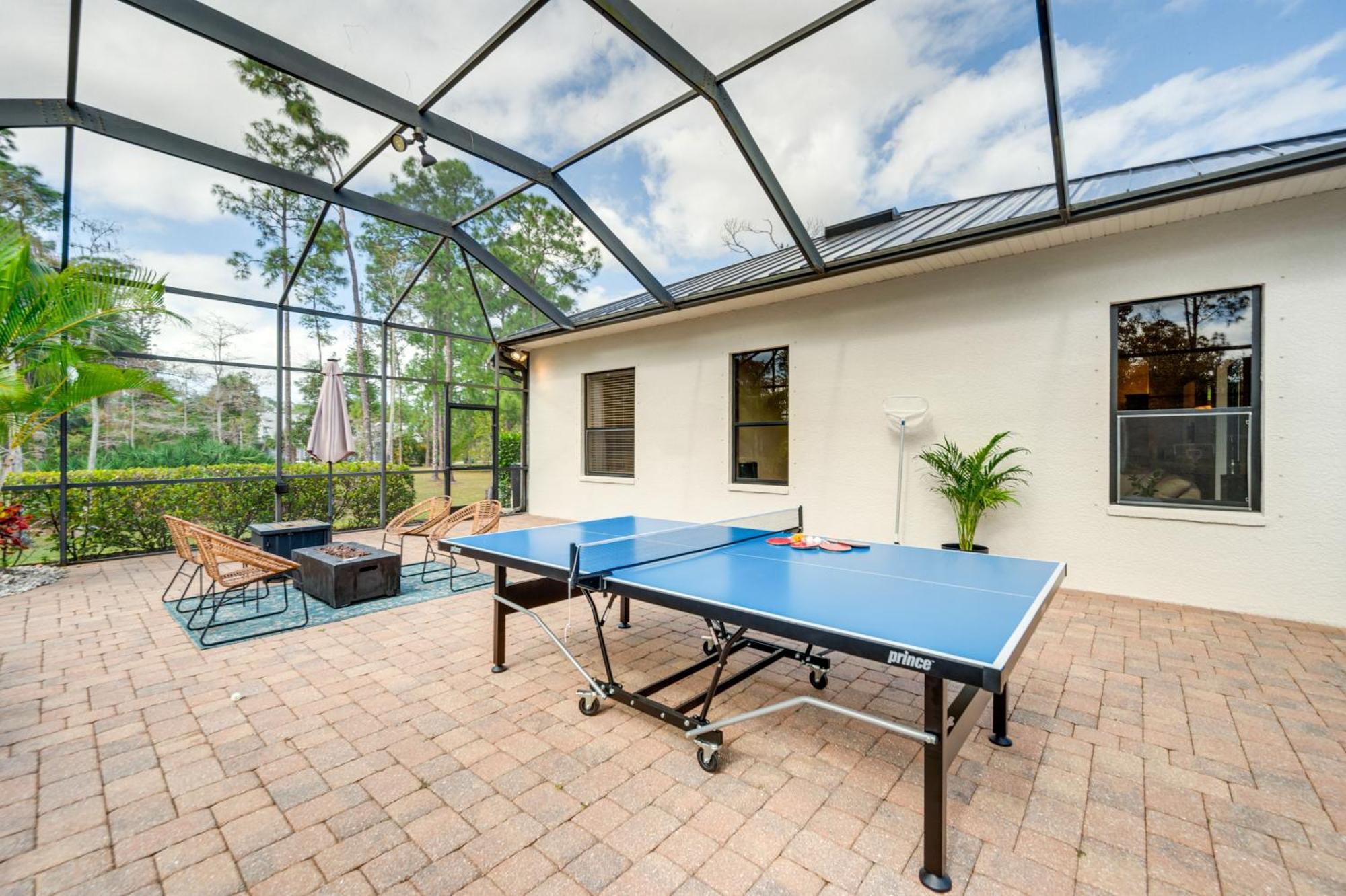 Holiday home Luxury House With Private Acreage - Near Golfing!