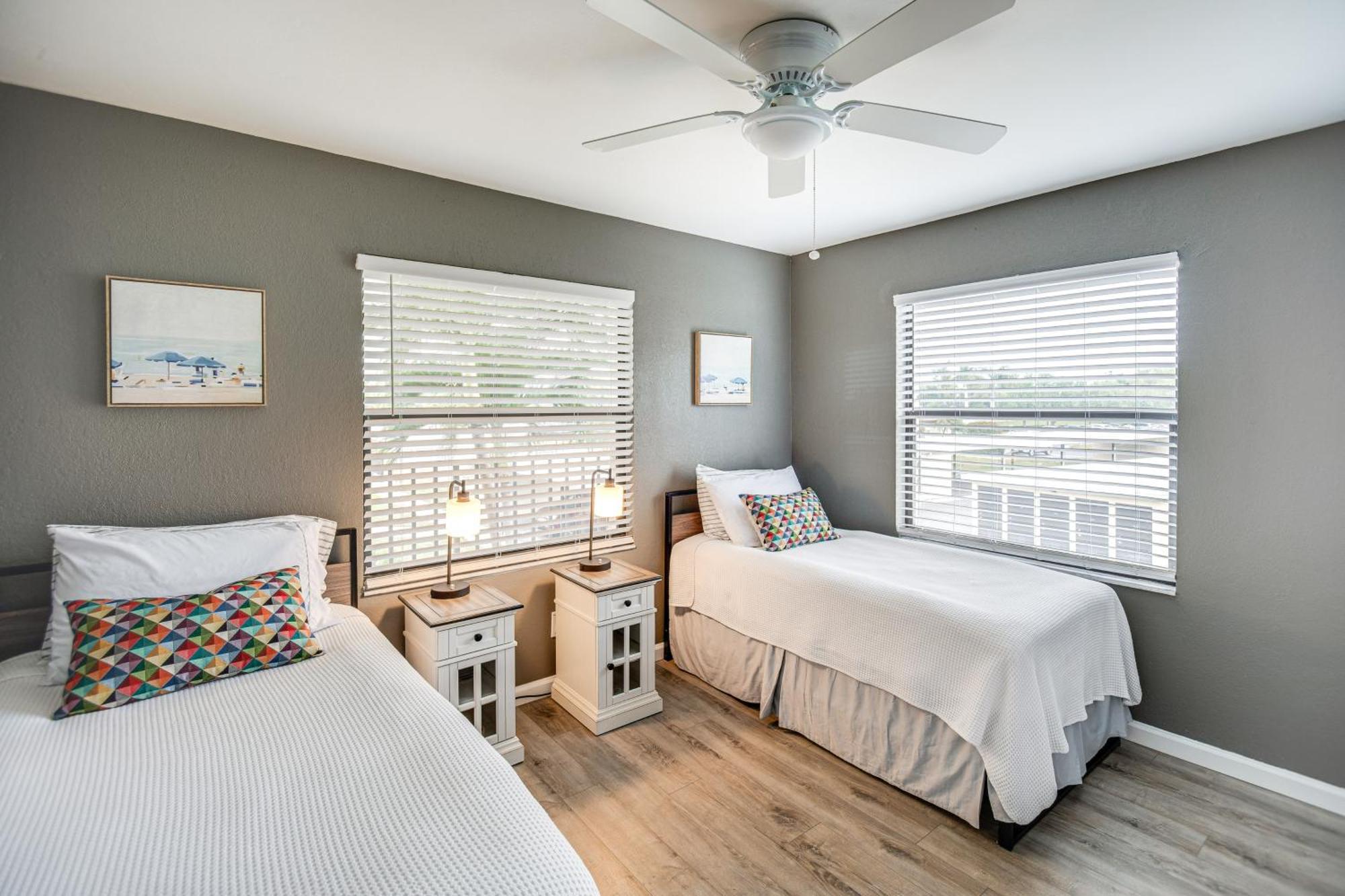 Stylish Myers About 2 Mi To Beaches! Apartment *