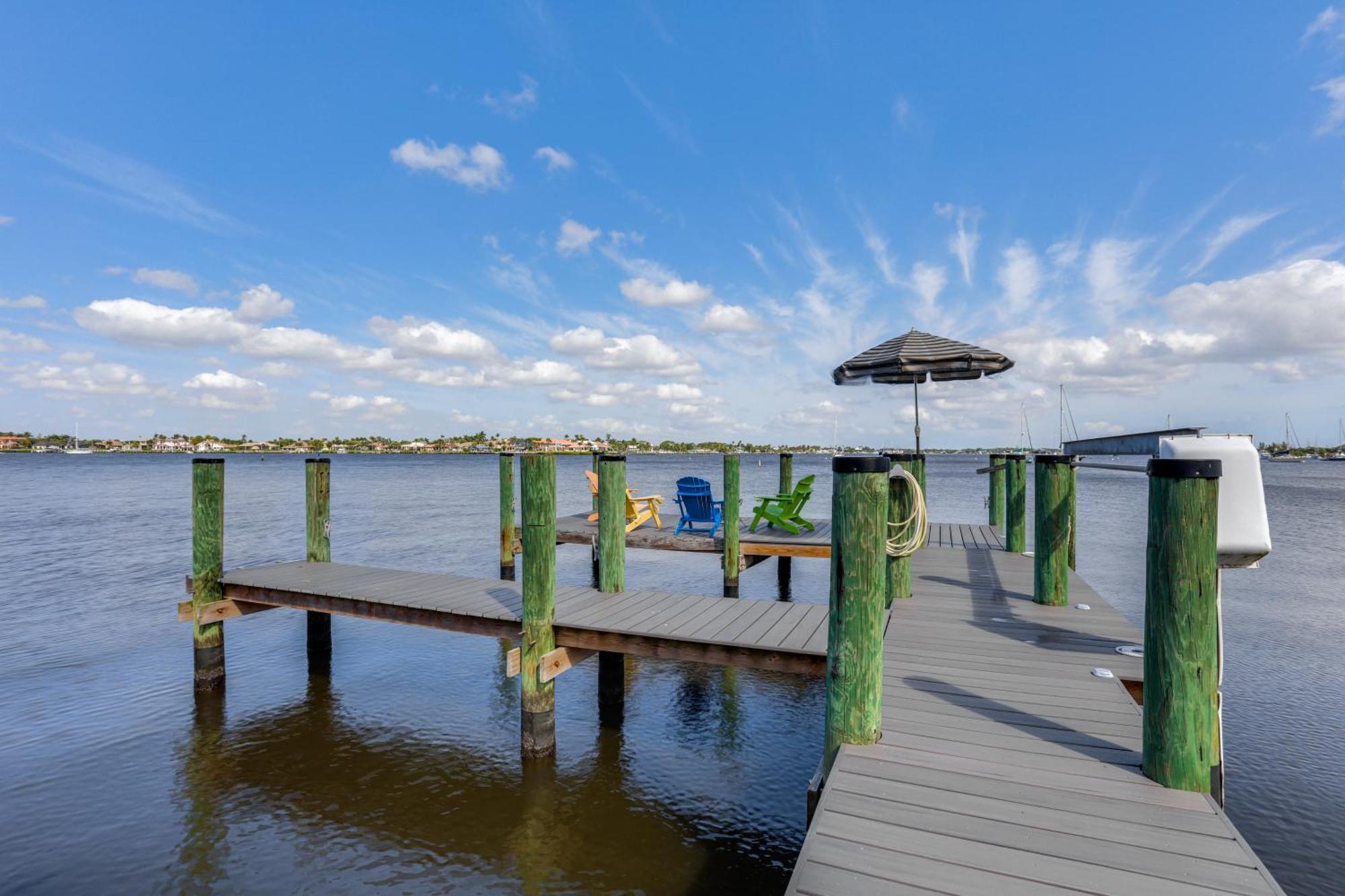 Holiday home Waterfront Oasis With Hot Tub And Dock! *