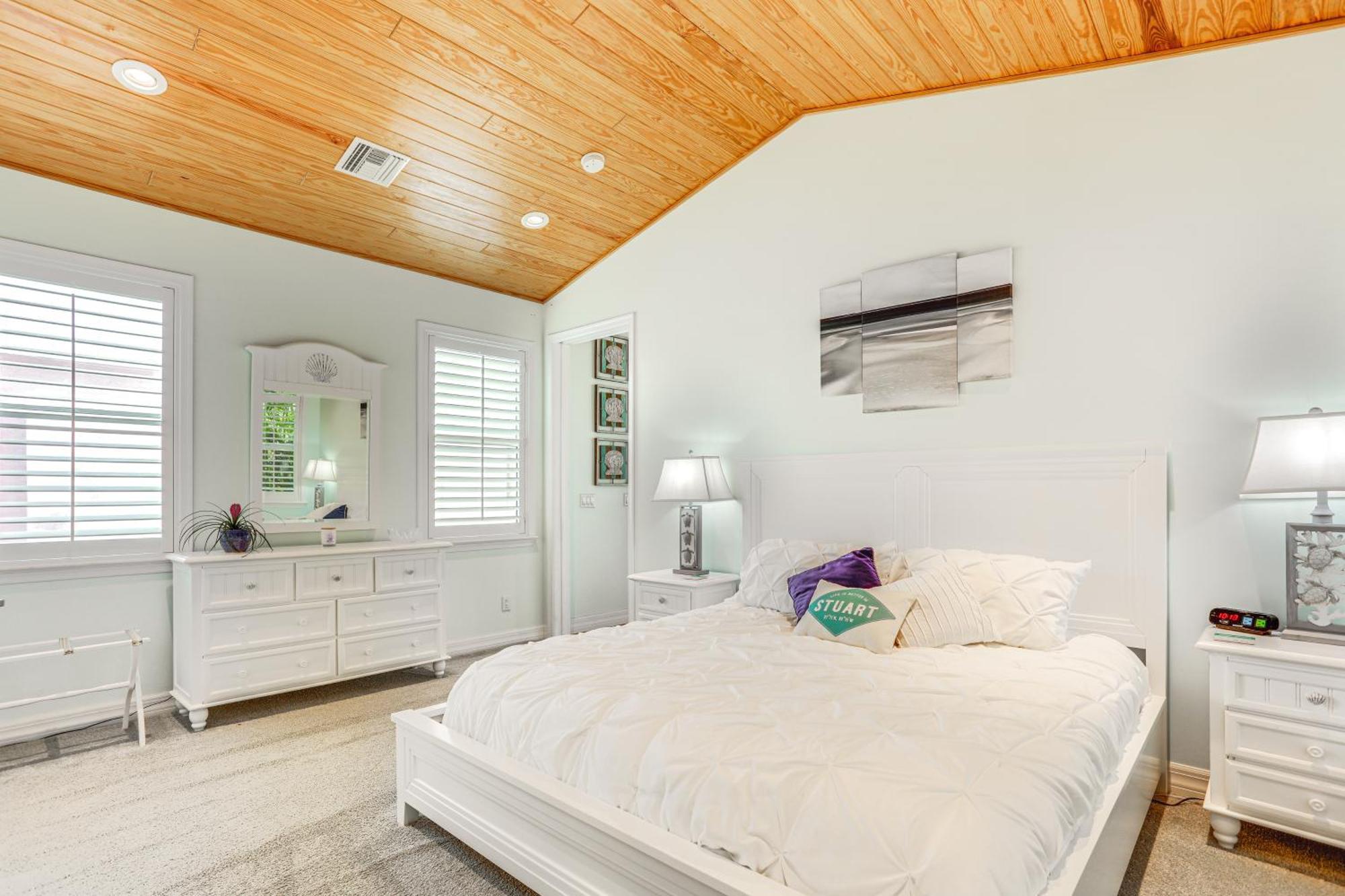 Waterfront Oasis With Hot Tub And Dock! Holiday home Stuart