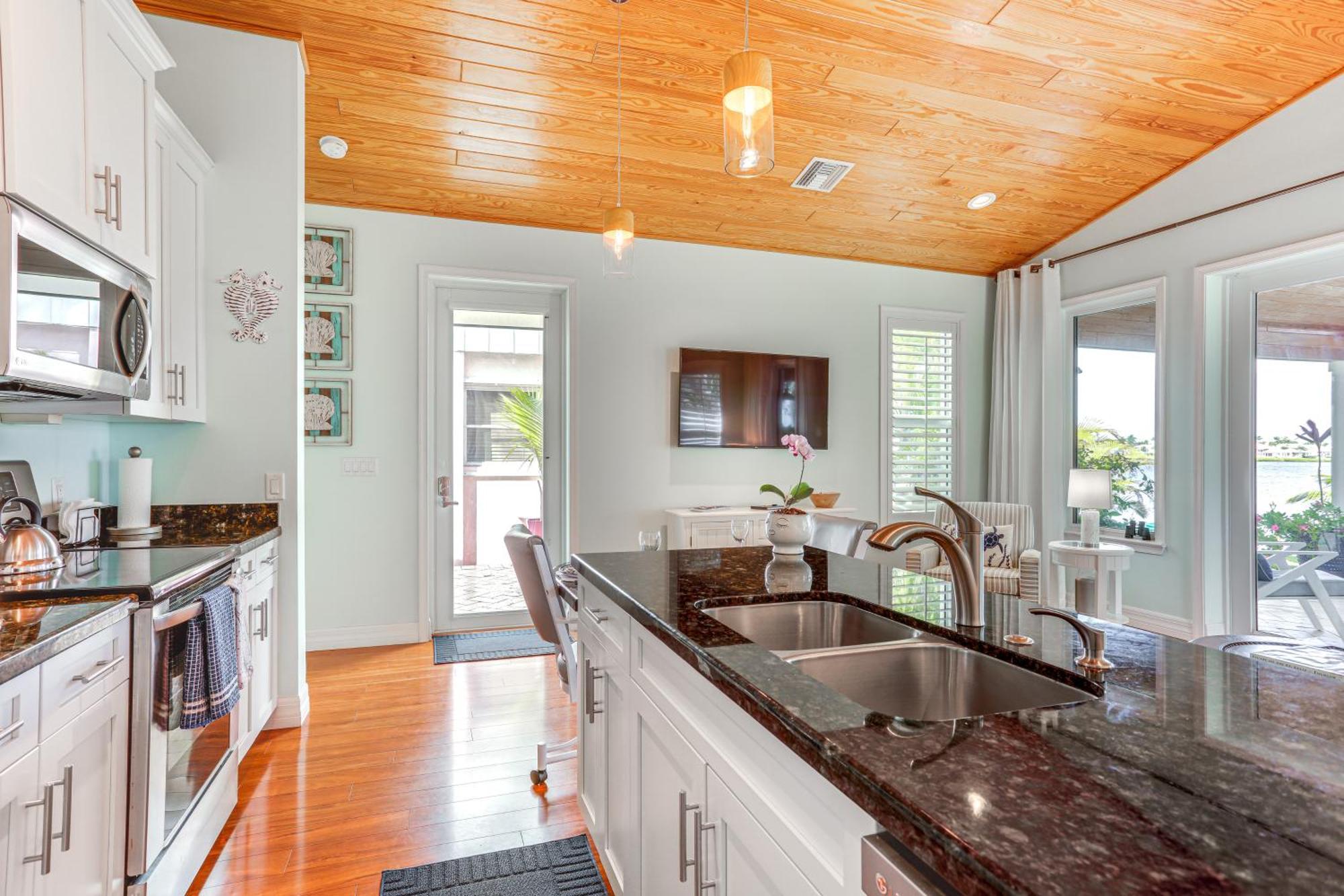 Waterfront Oasis With Hot Tub And Dock! Stuart