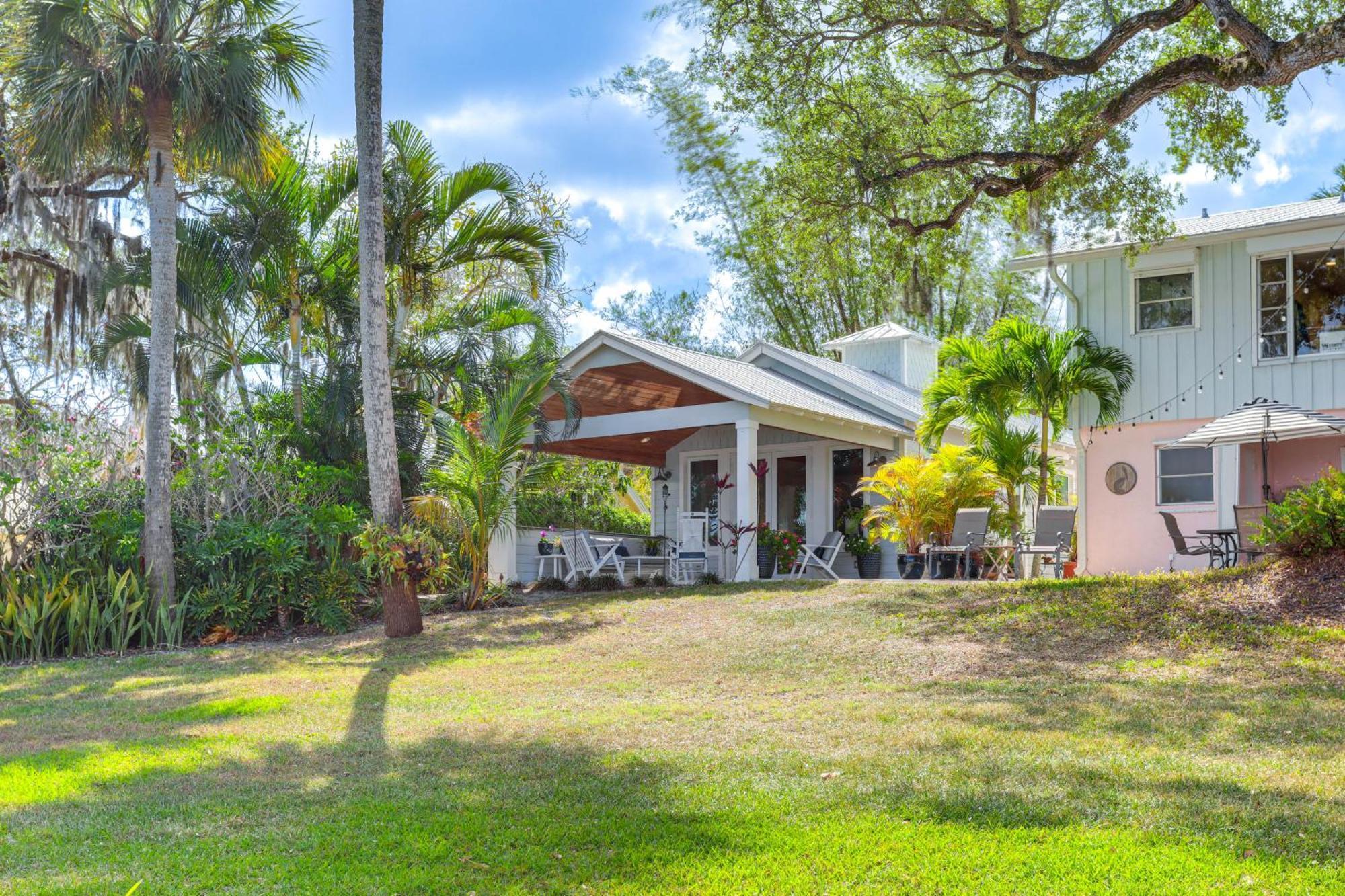 Holiday home Waterfront Oasis With Hot Tub And Dock! *
