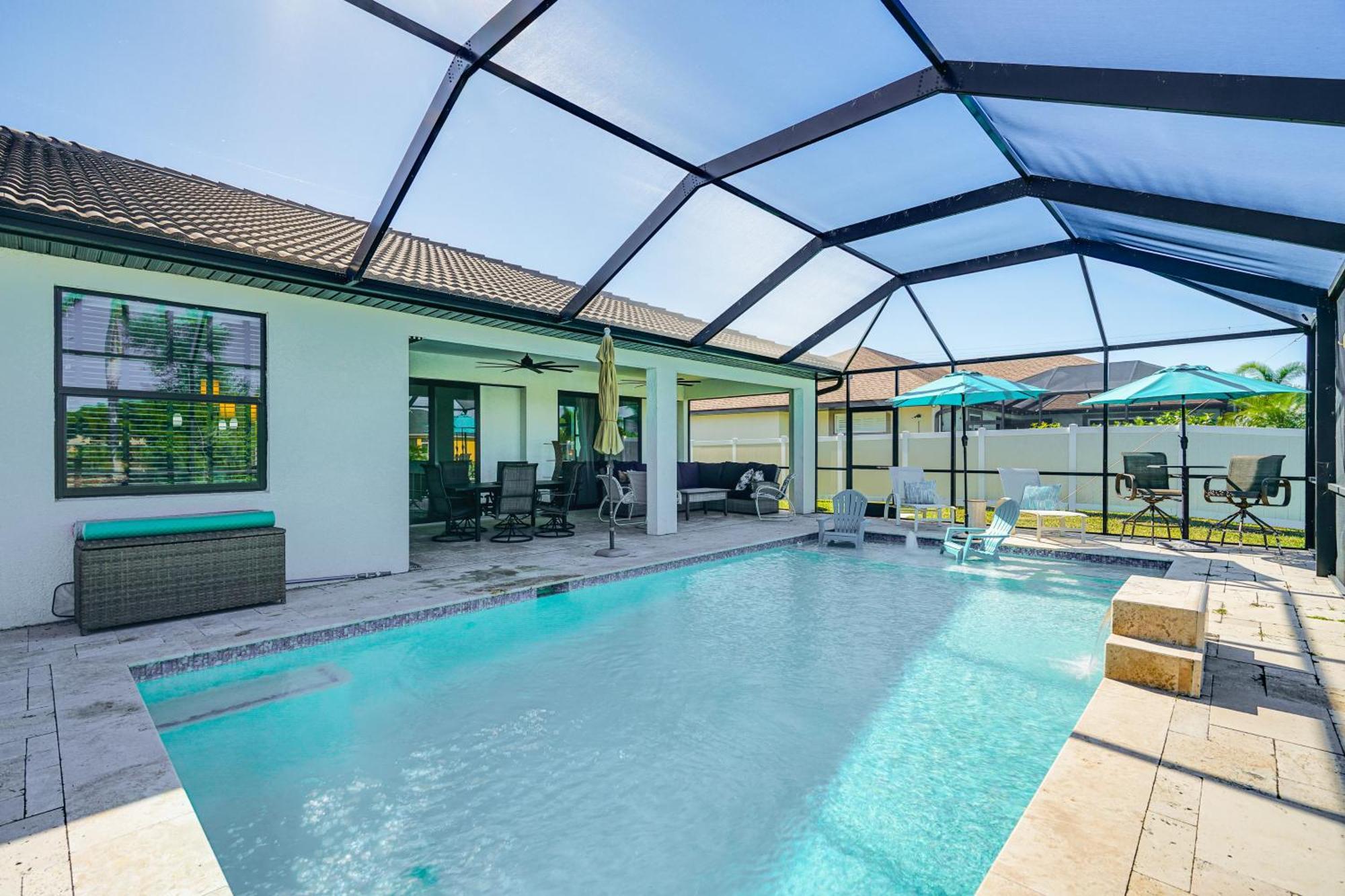 Holiday home Canal-front Retreat With Pool And Lanai! Cape Coral