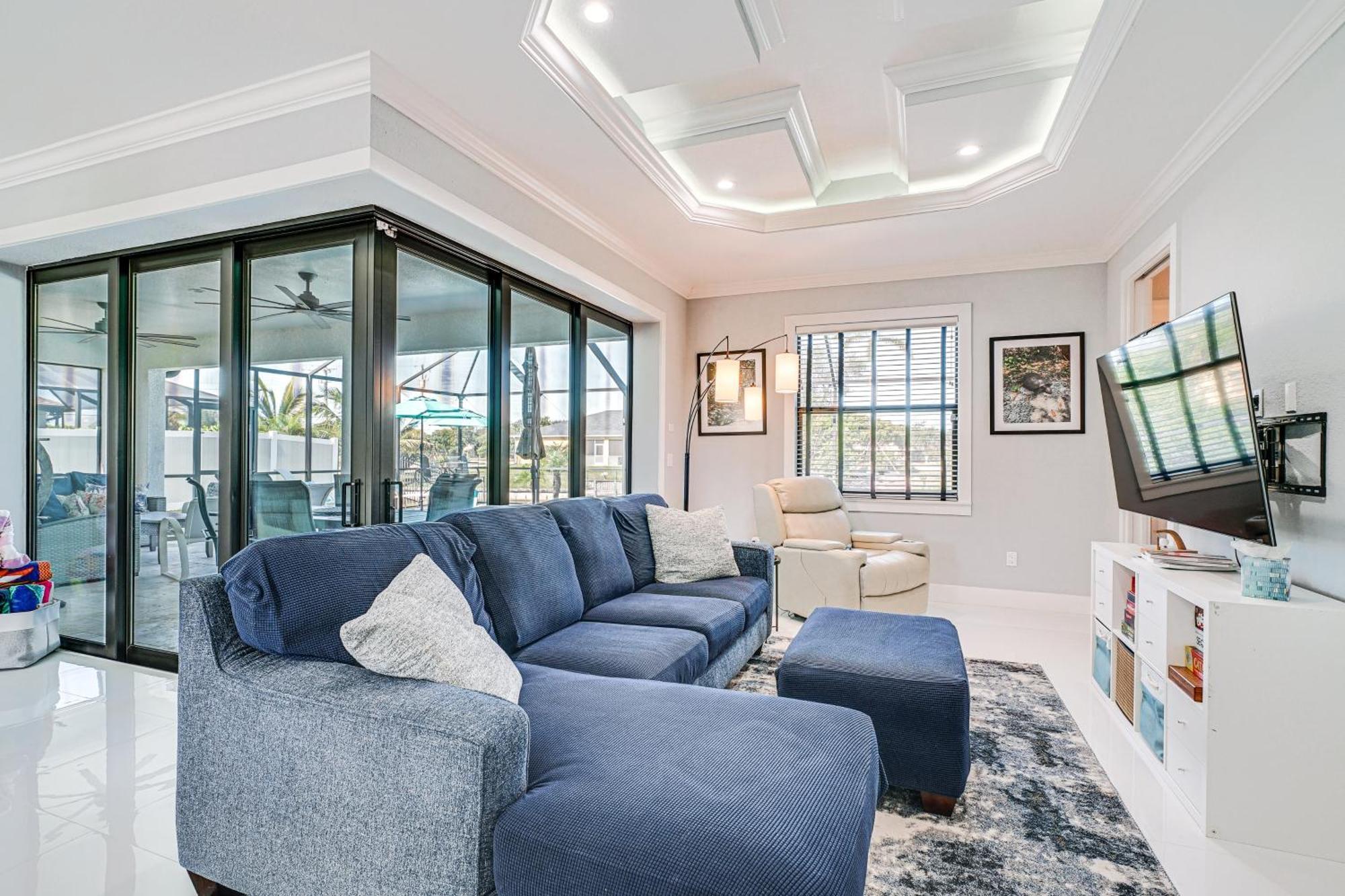 Canal-front Retreat With Pool And Lanai! Holiday home *