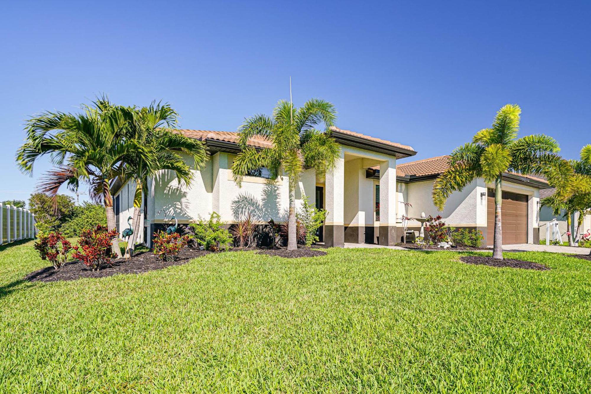 Canal-front Retreat With Pool And Lanai! *