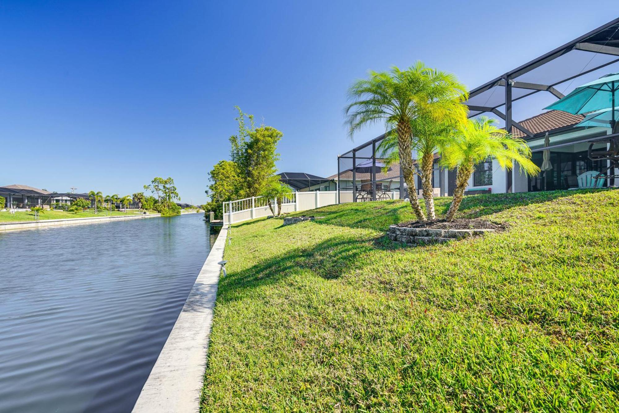 Holiday home Canal-front Retreat With Pool And Lanai!