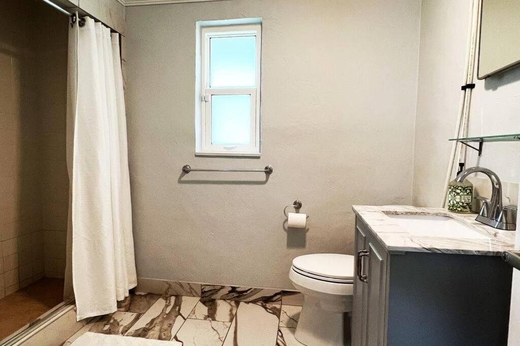 A Cozy Close To Beach And Downtown