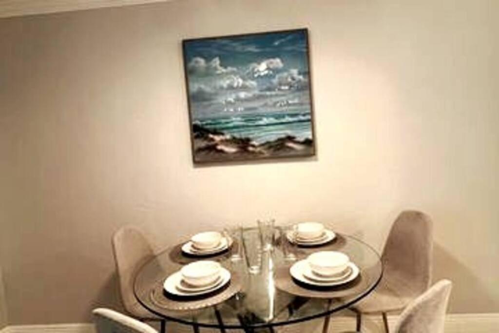 A Cozy Close To Beach And Downtown