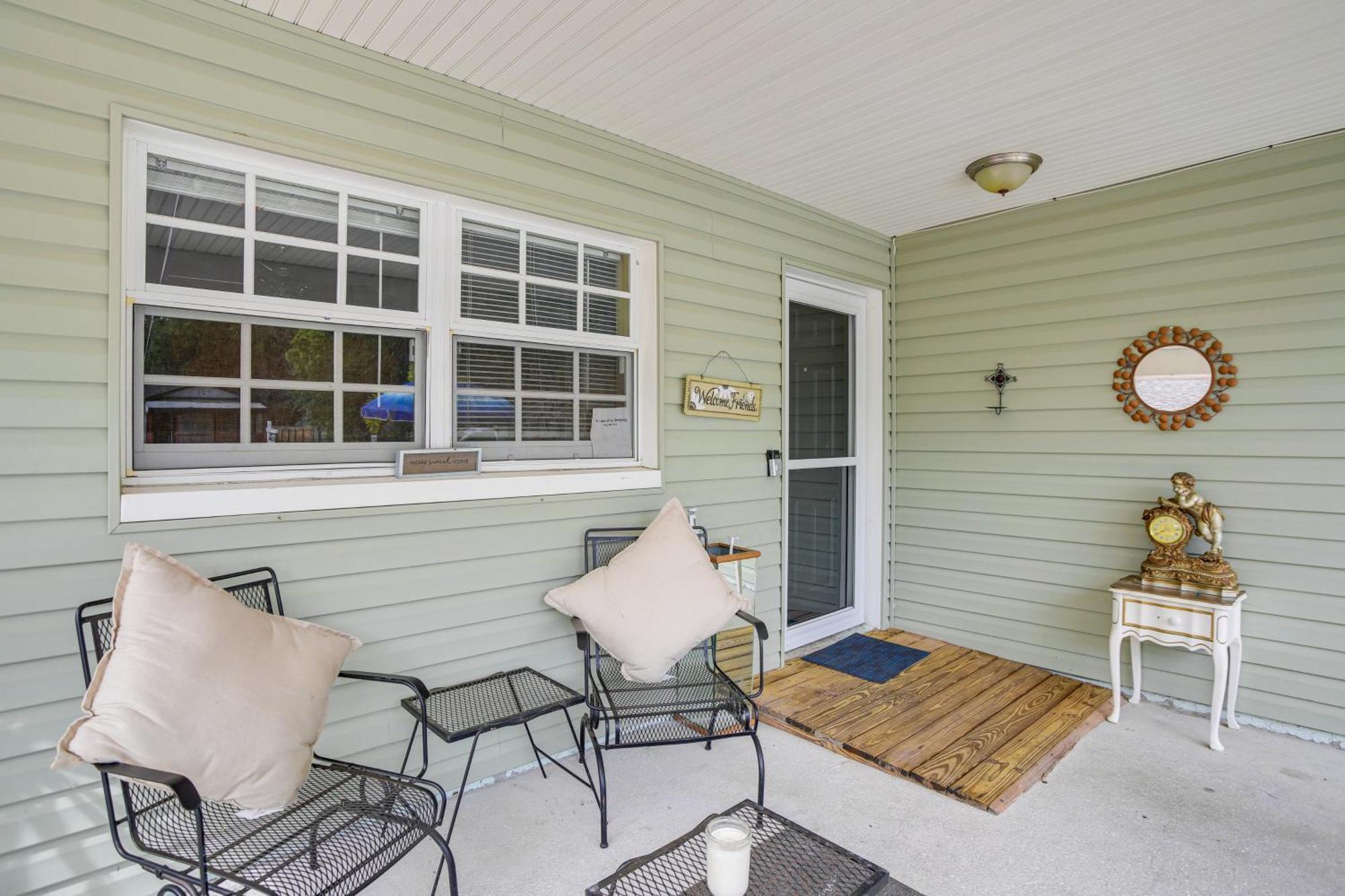 Colorful About 5 Mi To The Beach! Holiday home Clearwater