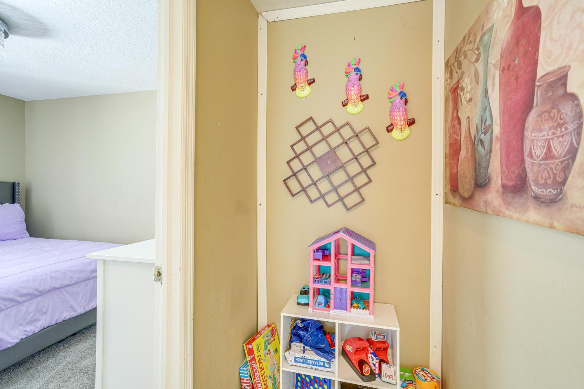 Colorful About 5 Mi To The Beach! Holiday home Clearwater