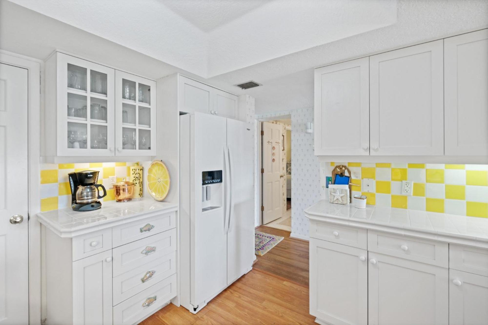 Ground Floor Beachfront With Steps To The And Pool & Access *