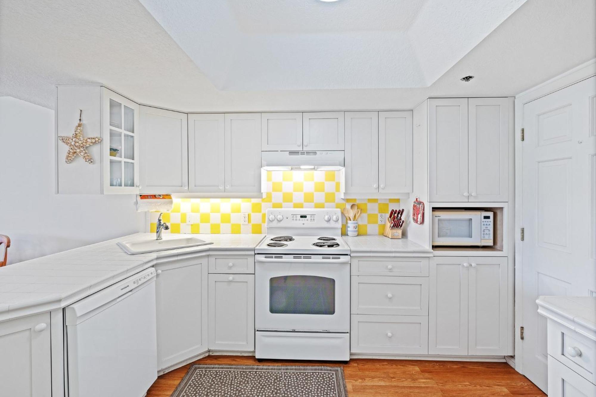 Ground Floor Beachfront With Steps To The And Pool & Access *
