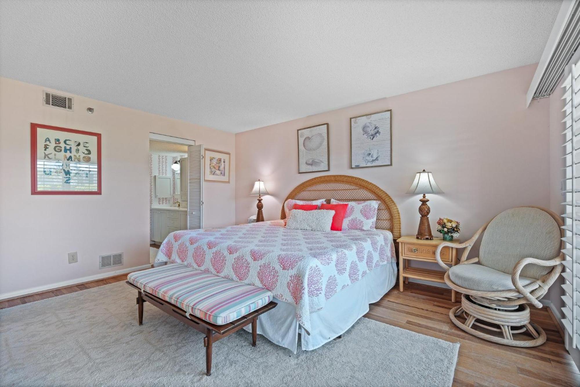 Ground Floor Beachfront With Steps To The And Pool & Access Holiday home