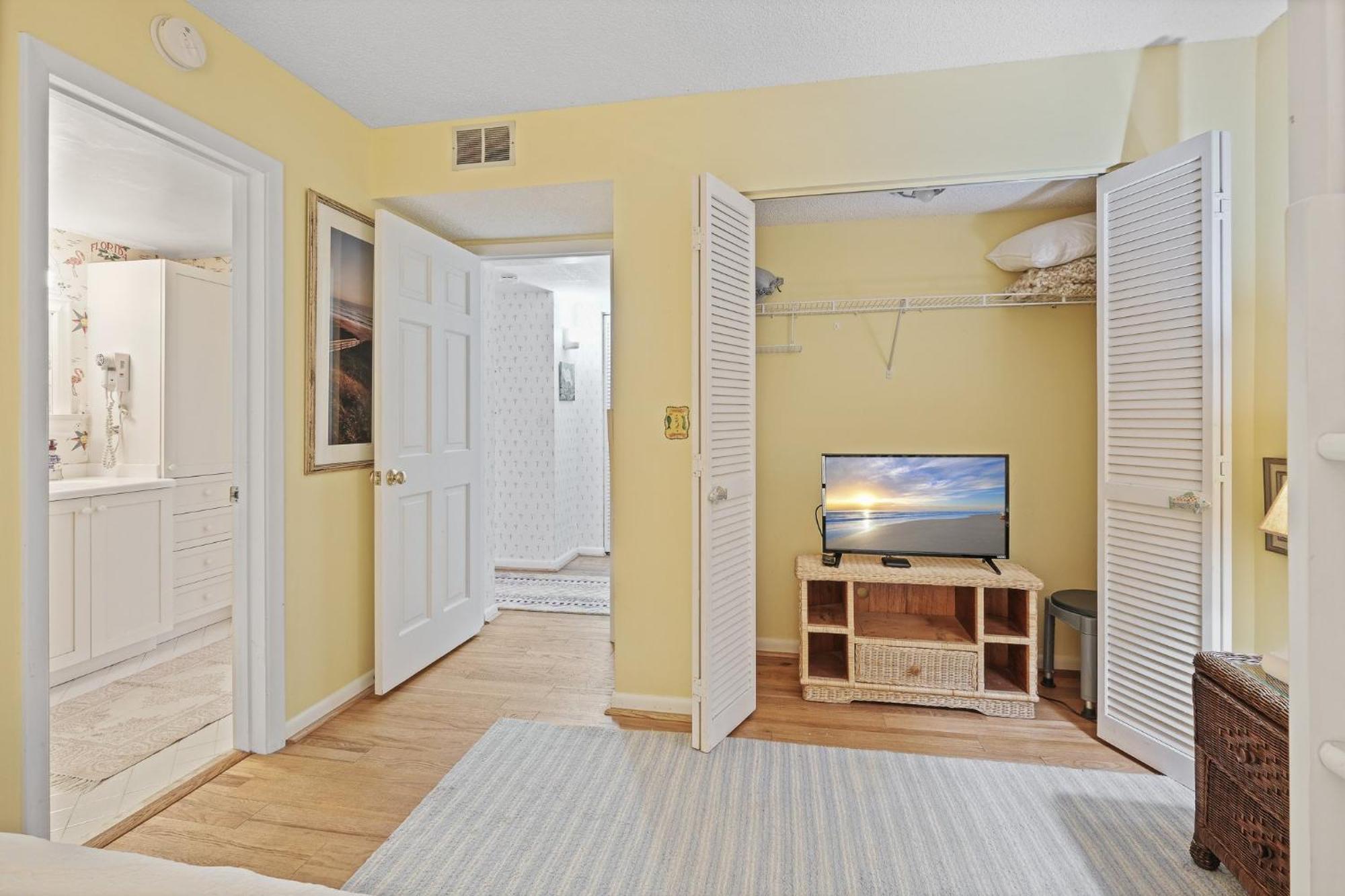 Ground Floor Beachfront With Steps To The And Pool & Access *