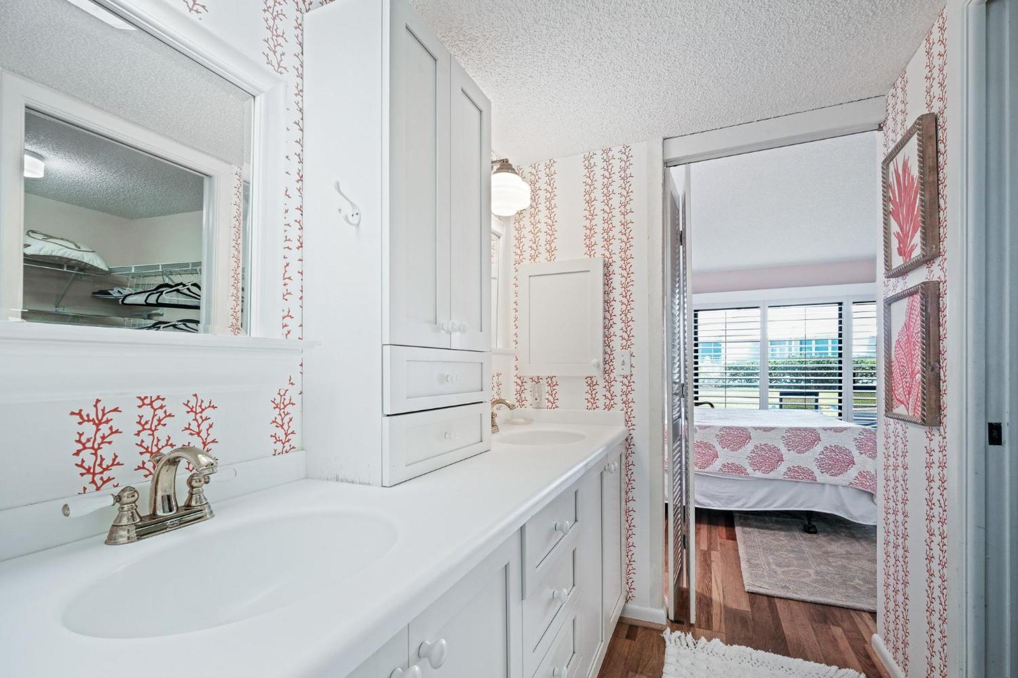 Ground Floor Beachfront With Steps To The And Pool & Access