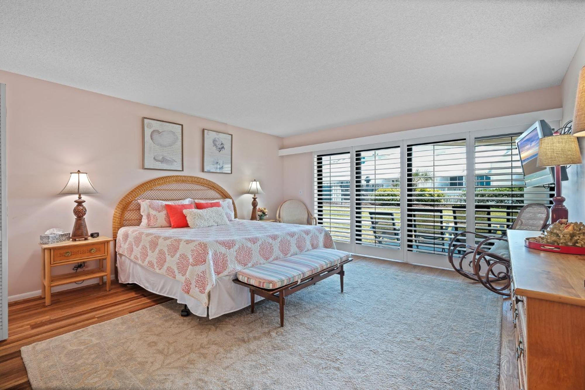 Ground Floor Beachfront With Steps To The And Pool & Access