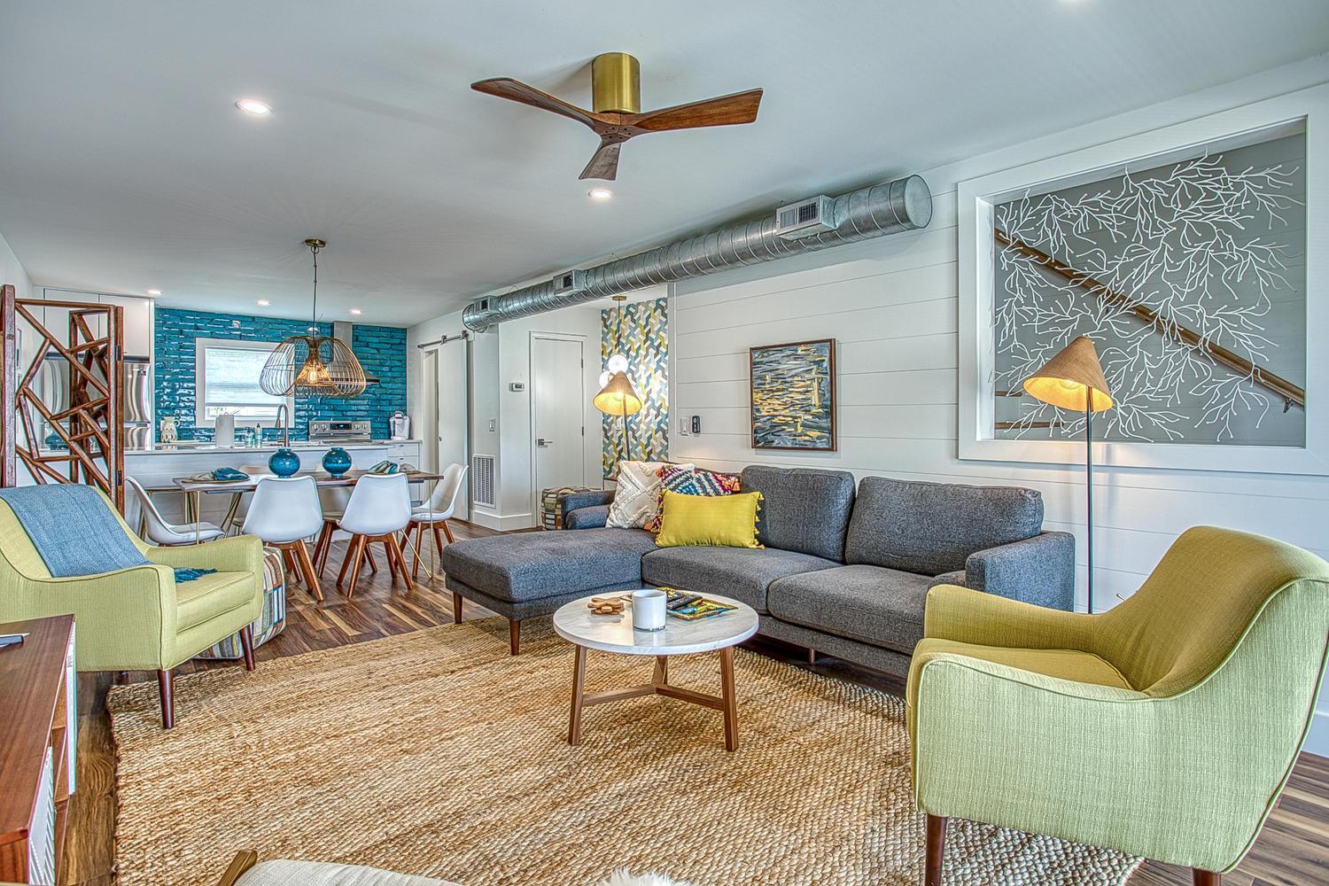 Gulf Views! Only 30 Seconds To The Modern Amenities Meets Vintage Charm Holiday home