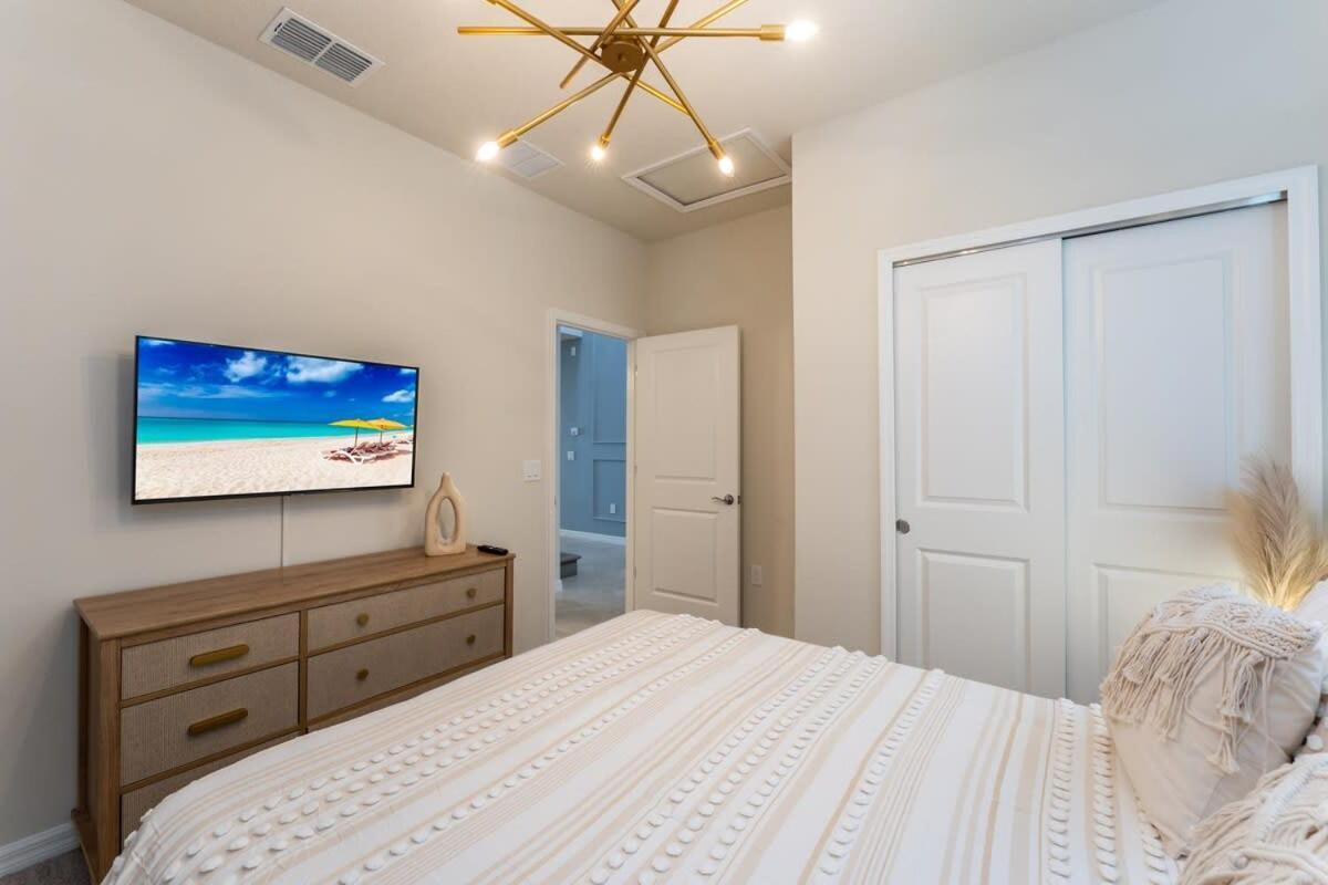 Beautiful New 8br W Theme Pool Game Holiday home Davenport