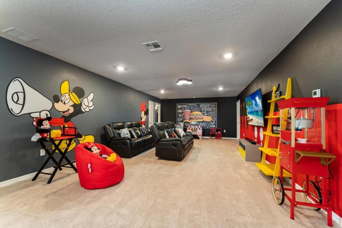 Beautiful New 8br W Theme Pool Game Holiday home