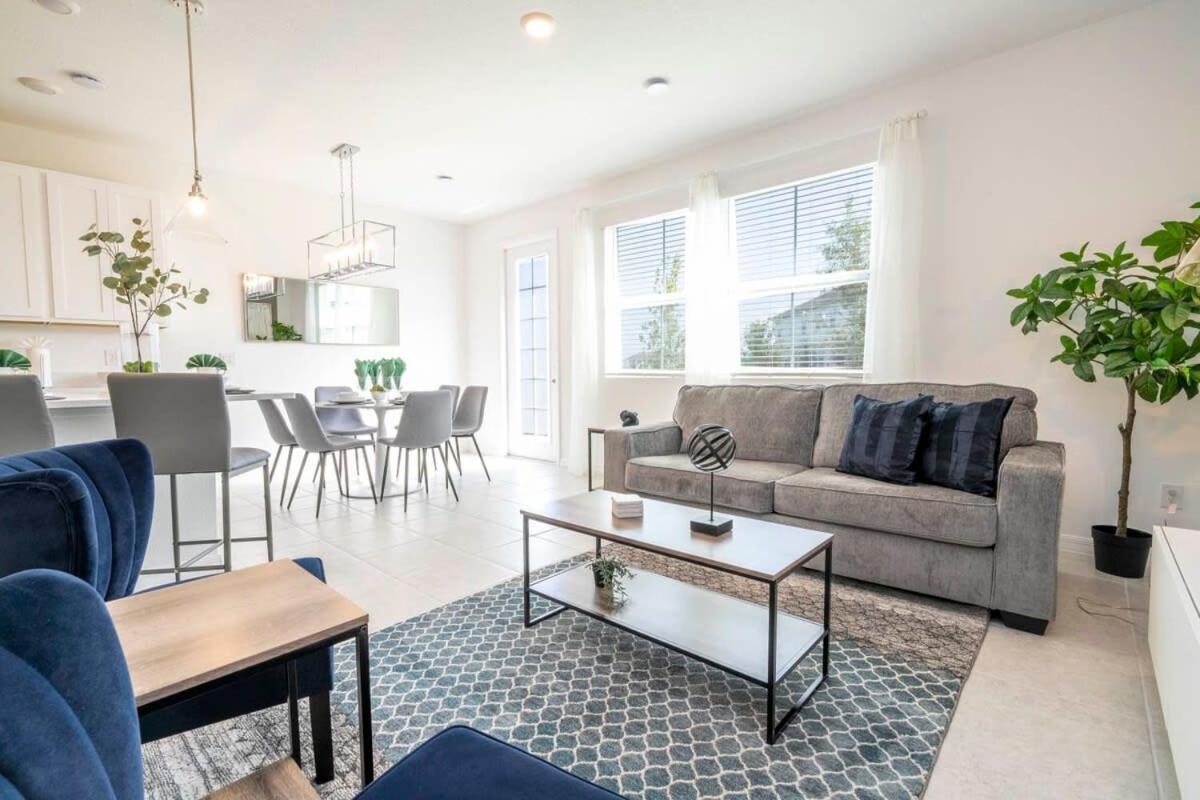 Charming 3bd Close To At Enclave 1021