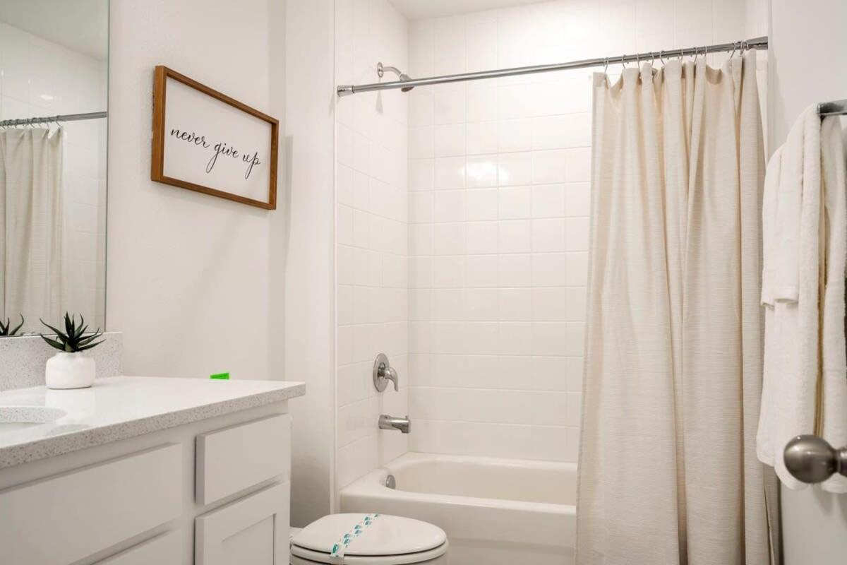 Charming 3bd Close To At Enclave 1021