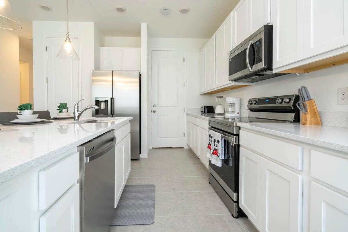 Charming 3bd Close To At Enclave 1021