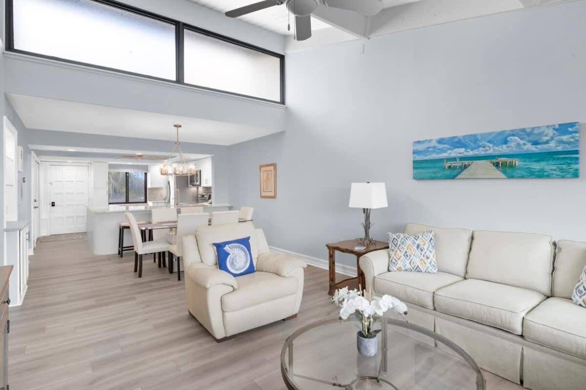 Loggerhead 253- Beachfront W Vaulted Ceilings *