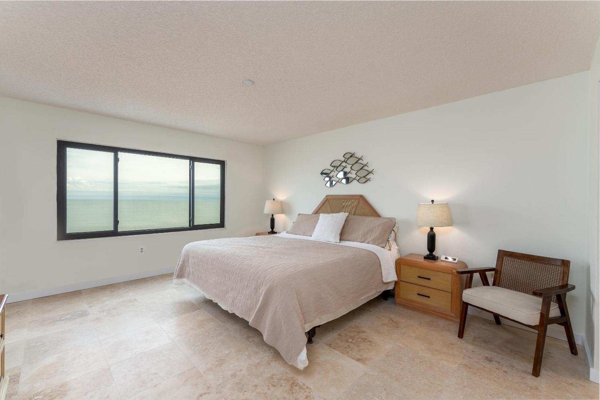 Holiday home Luxury, Direct Oceanfront Unit And Balcony, Southeast Corner, Heated Pool, Garage Parking *