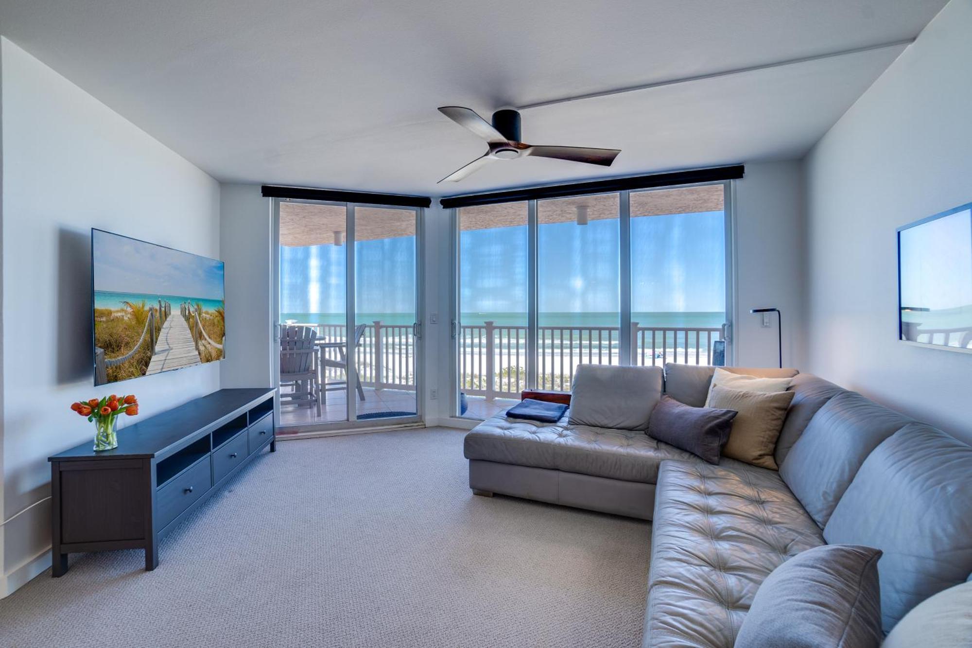Bella Luna, 2 Bed And 2 Bath Beachfront Holiday home *