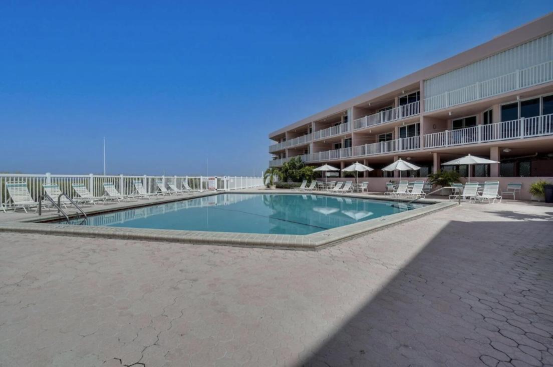Bella Luna, 2 Bed And 2 Bath Beachfront *