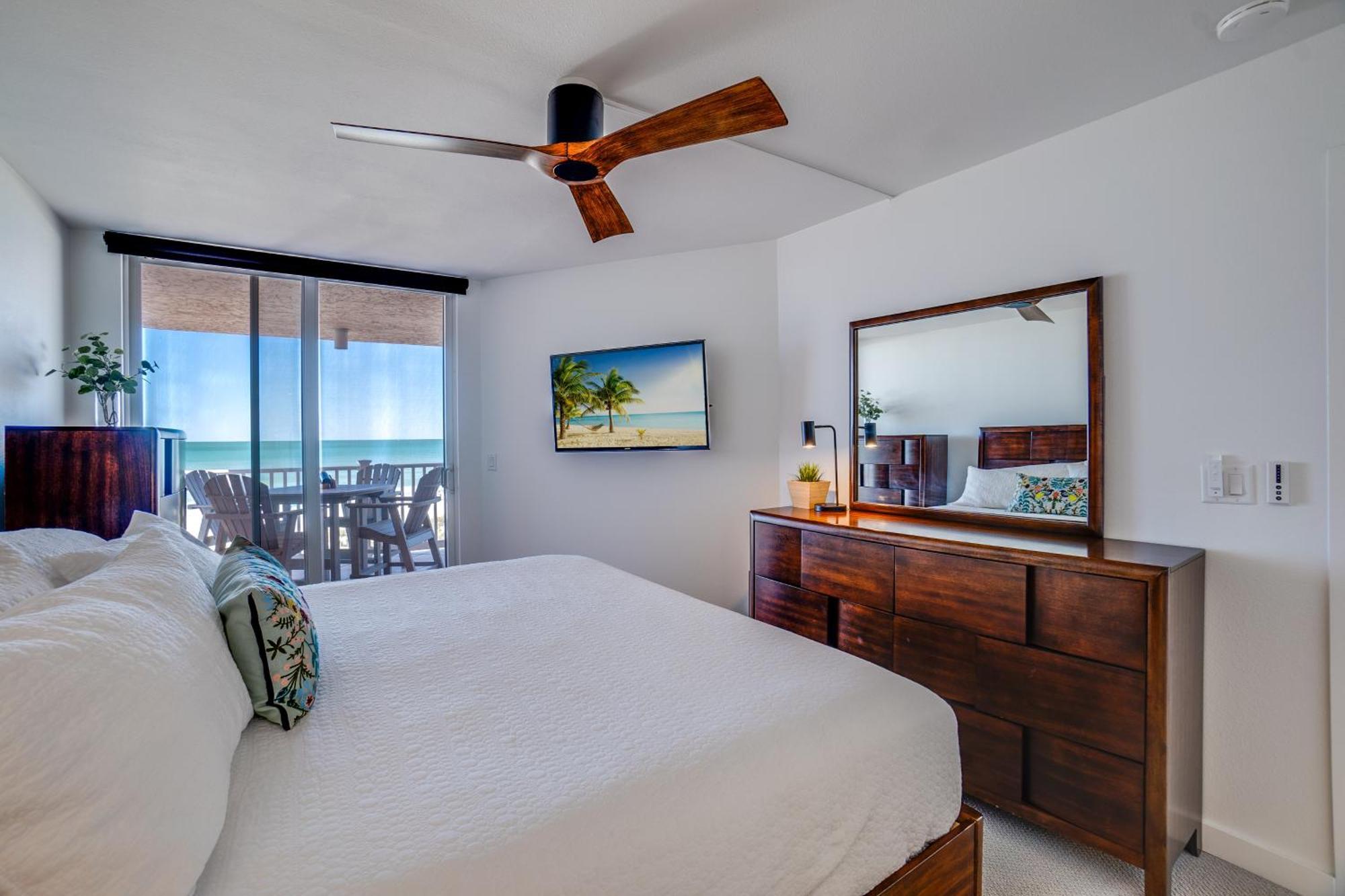 Bella Luna, 2 Bed And 2 Bath Beachfront Holiday home