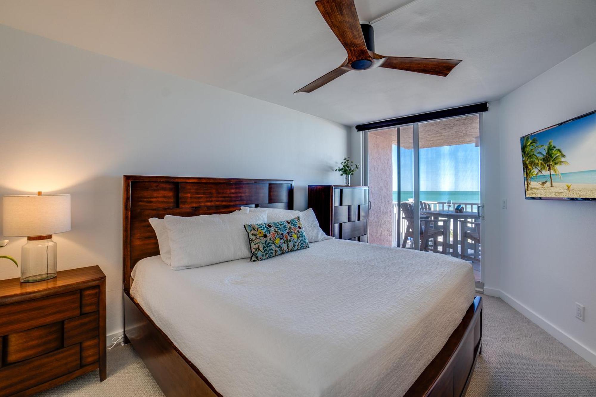Bella Luna, 2 Bed And 2 Bath Beachfront *